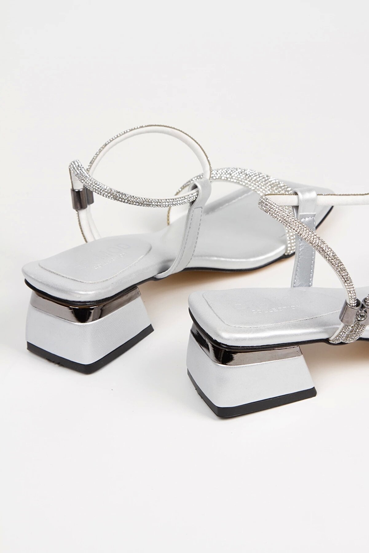 Gult Kadın Gümüş Taşlı Kısa Kalın Topuklu Abi̇ye Ayakkabı