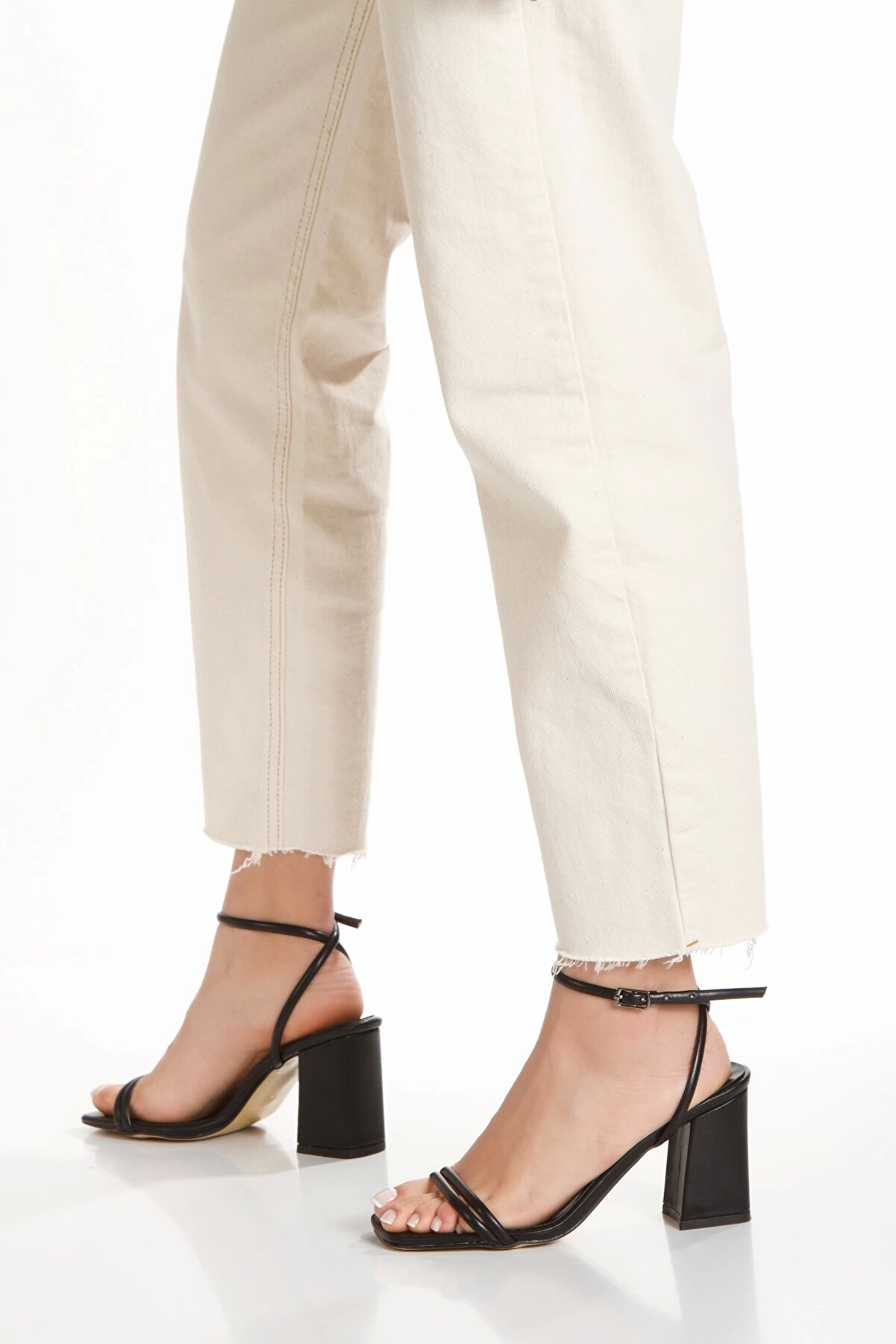 Gult Kadın Yazlık Kalın Topuklu Ayakkabı Si̇yah