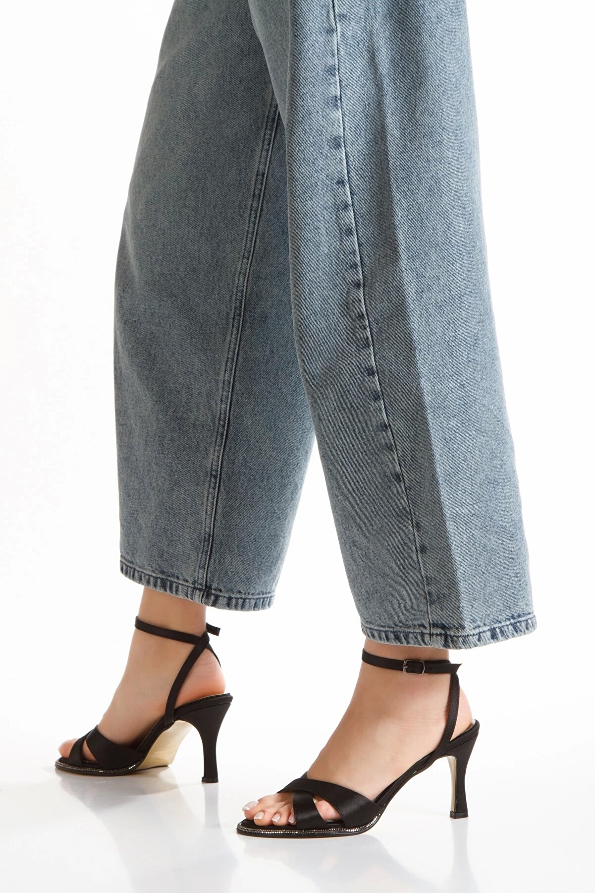 Gult Kadın Taşlı İnce Topuklu Abi̇ye Ayakkabı Si̇yah Saten