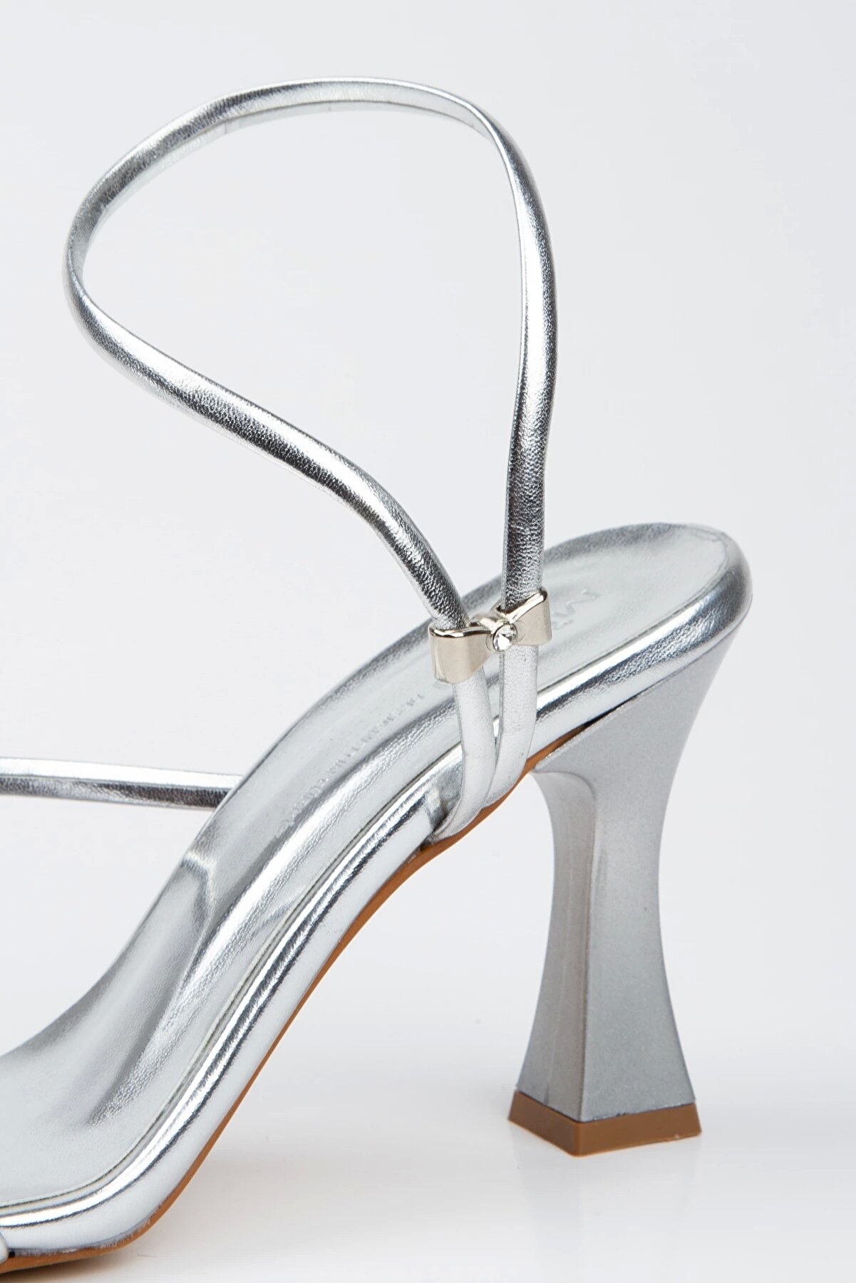 Gult Kadın Yazlık İnce Topuklu Bi̇yeli̇ Ayakkabı Gümüş