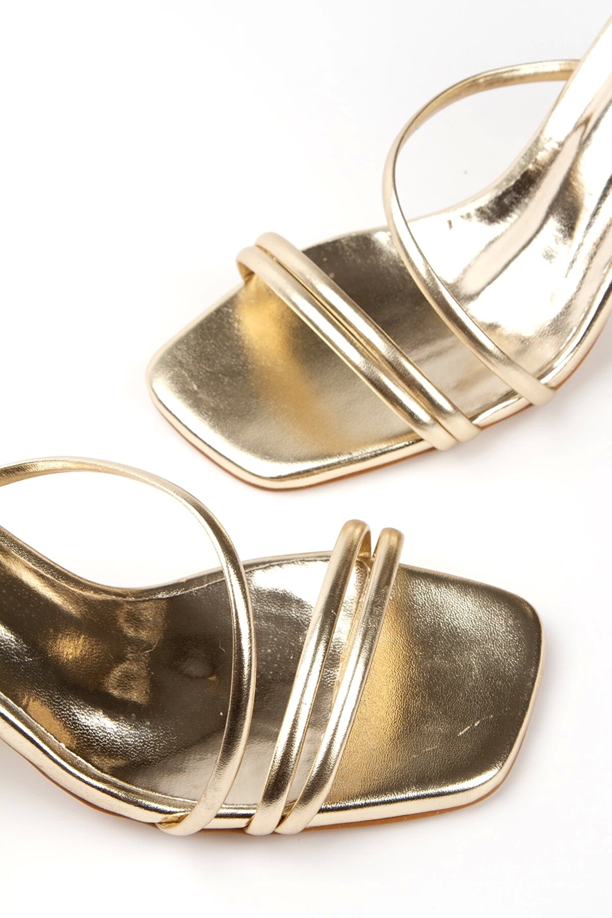 Gult Kadın Yazlık İnce Topuklu Bi̇yeli̇ Ayakkabı Altın