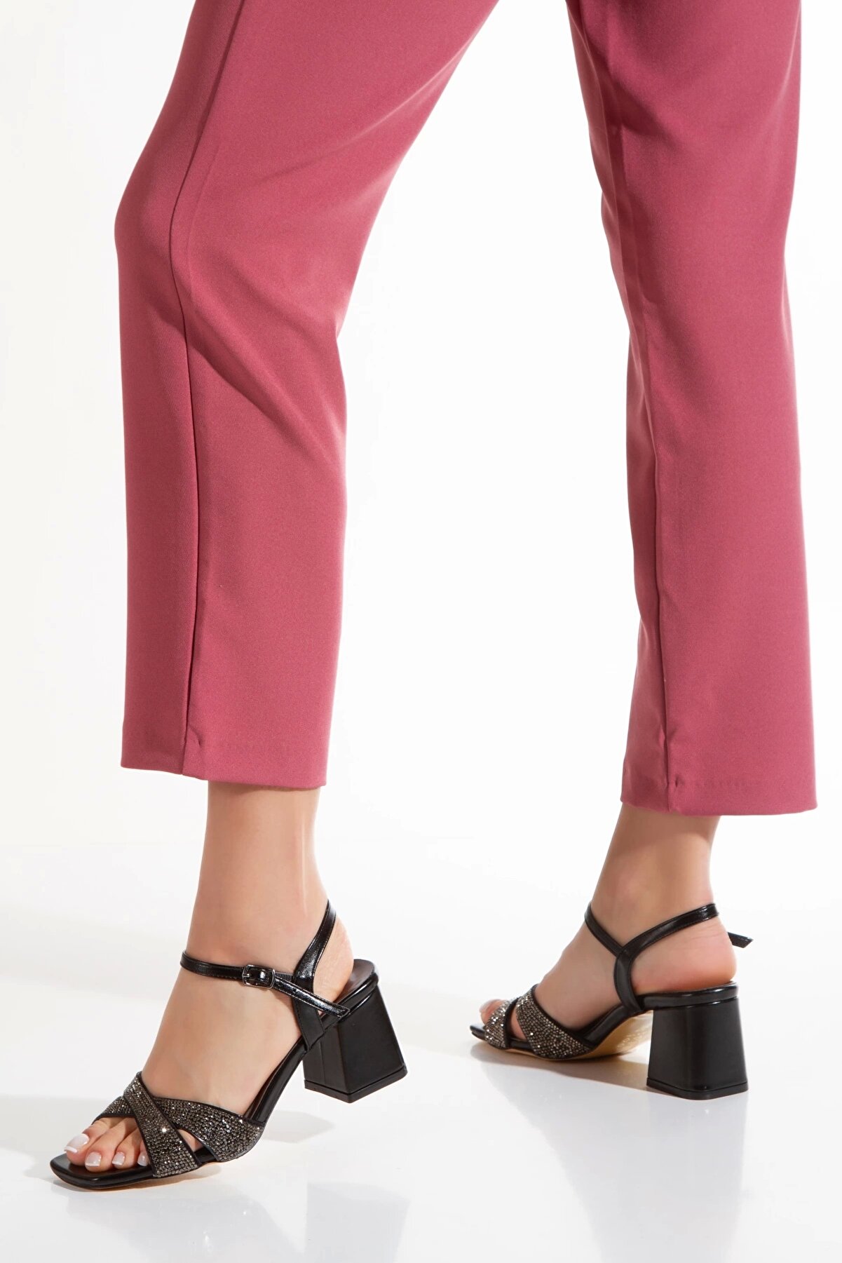 Gult Kalın Topuklu Taş Baskılı Abi̇ye Ayakkabı Si̇yah