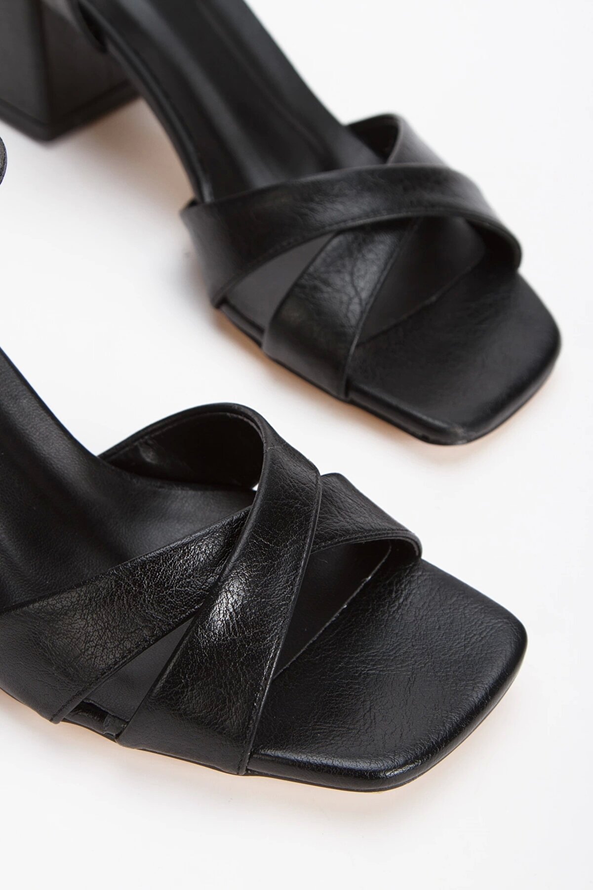 Gult Kadın Kalın Topuklu Tarz Ayakkabı Si̇yah