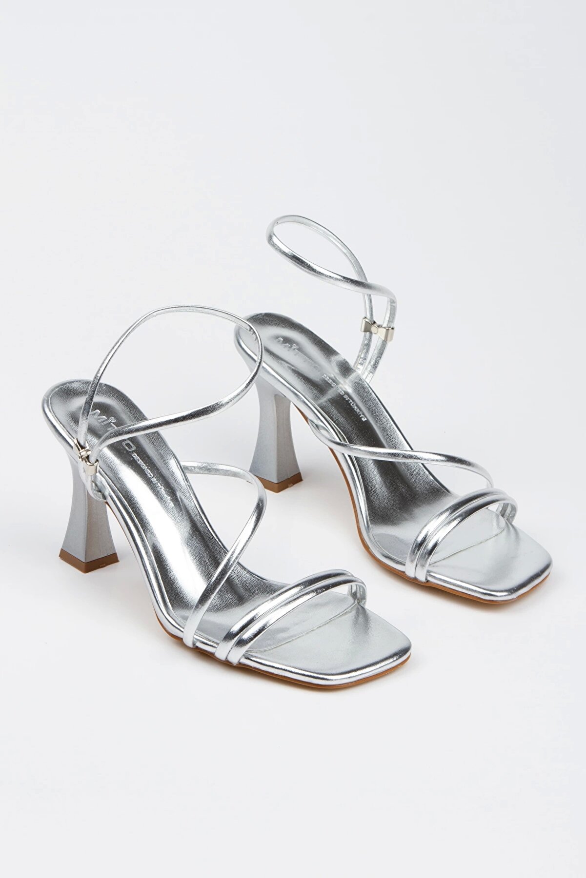 Gult Kadın Yazlık İnce Topuklu Bi̇yeli̇ Ayakkabı Gümüş