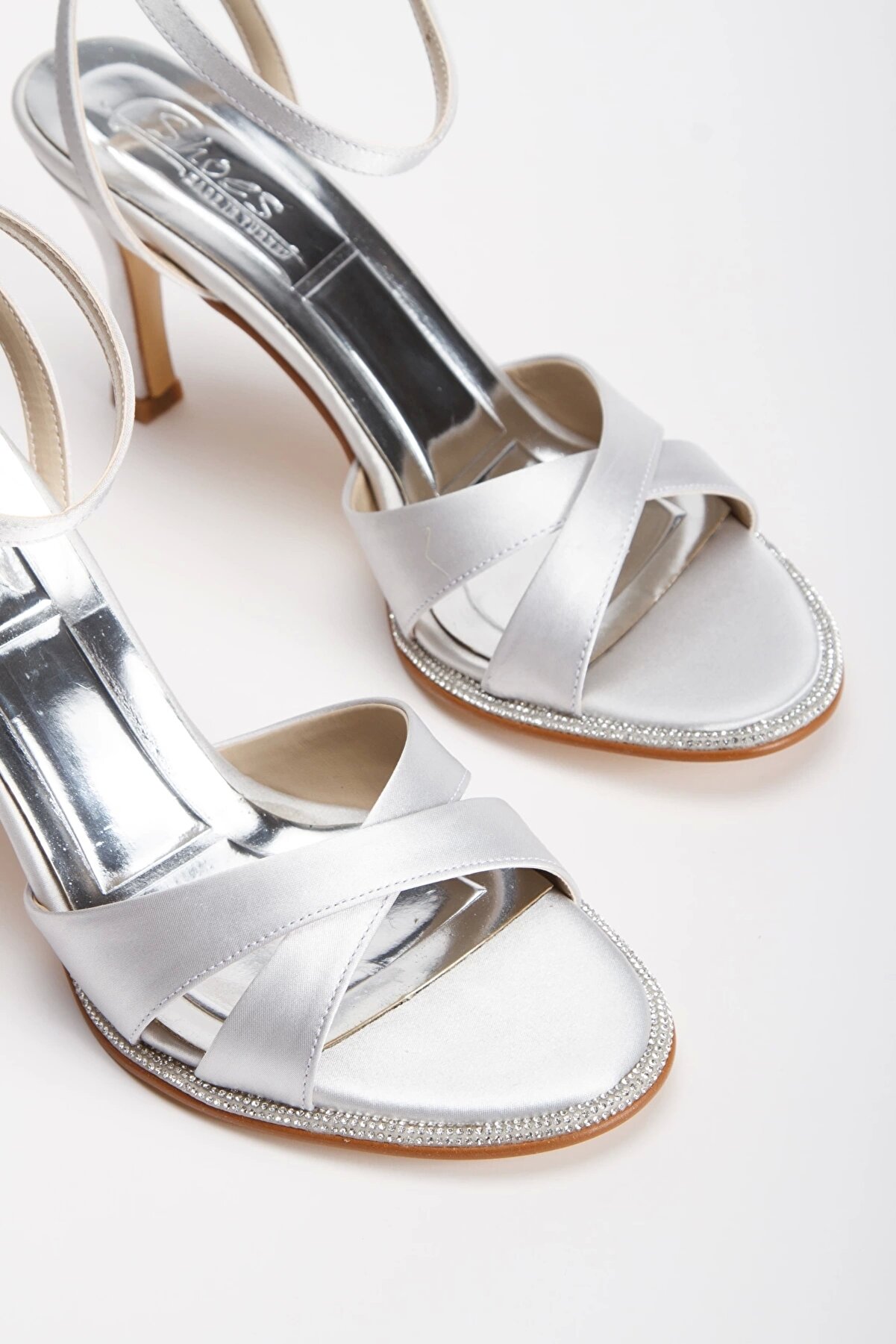 Gult Kadın Taşlı İnce Topuklu Abi̇ye Ayakkabı G&uuml;m&uuml;ş Saten