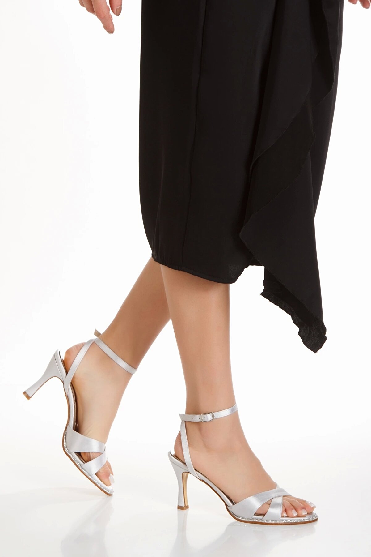 Gult Kadın Taşlı İnce Topuklu Abi̇ye Ayakkabı G&uuml;m&uuml;ş Saten