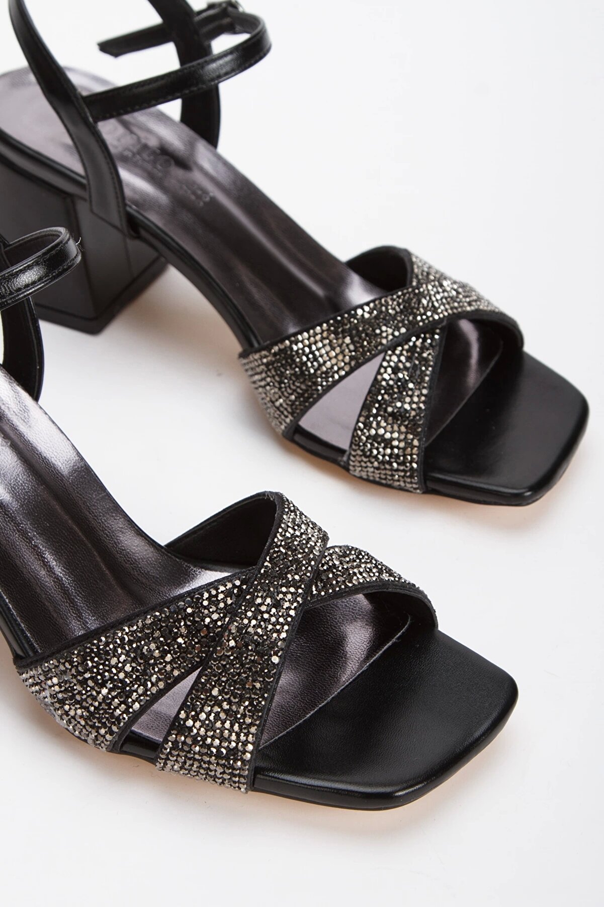 Gult Kalın Topuklu Taş Baskılı Abi̇ye Ayakkabı Si̇yah