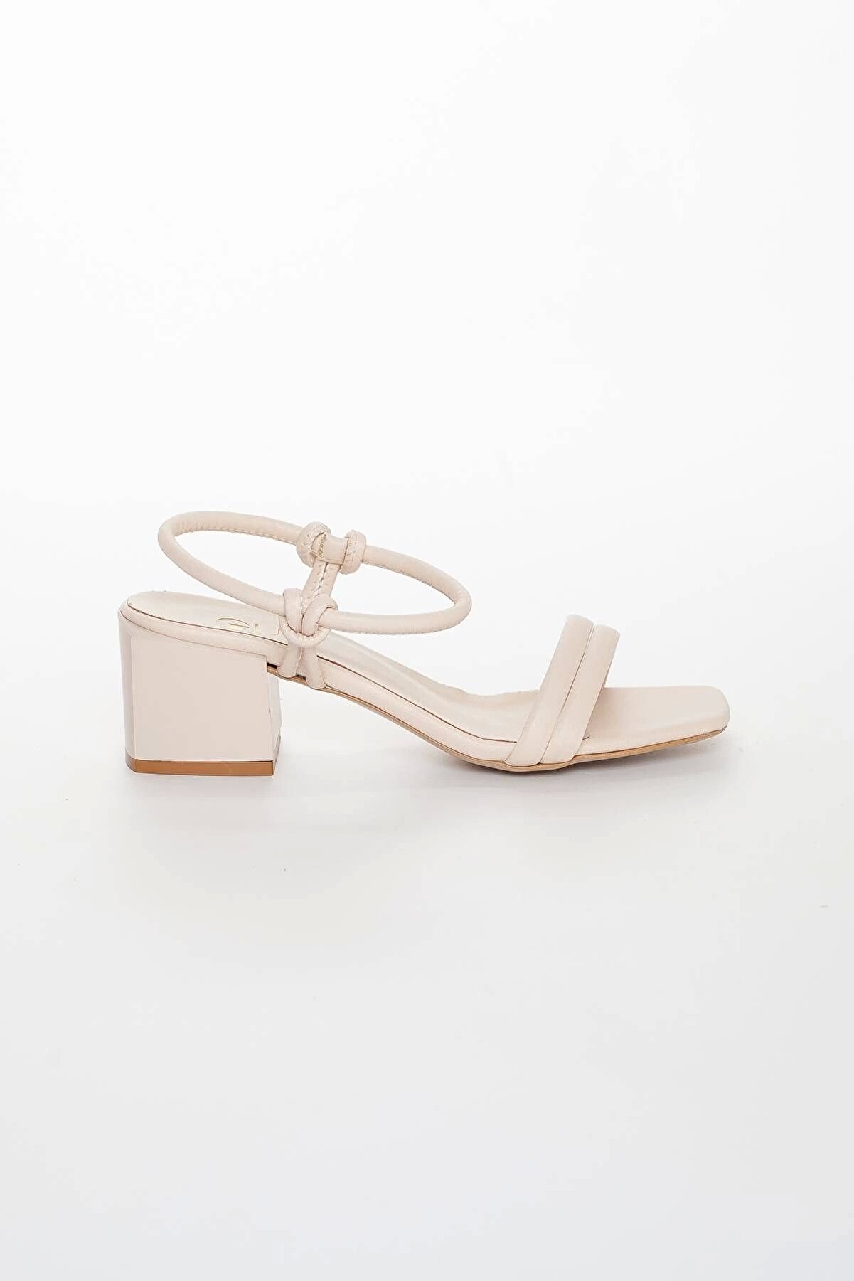 Gult Kadın Bej Kolay Gi̇yi̇mli̇ Kısa Kalın Topuklu Yazlık Ayakkabı