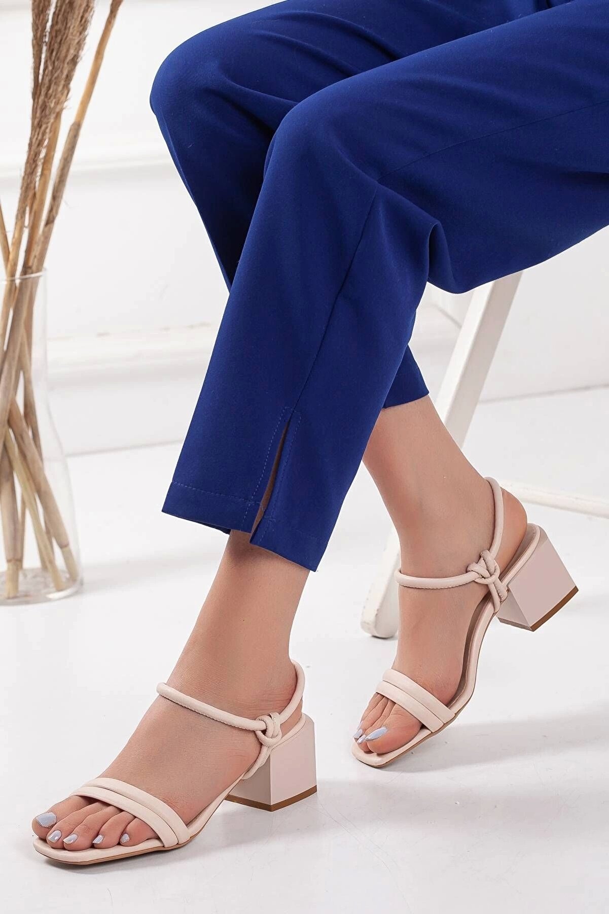 Gult Kadın Bej Kolay Gi̇yi̇mli̇ Kısa Kalın Topuklu Yazlık Ayakkabı