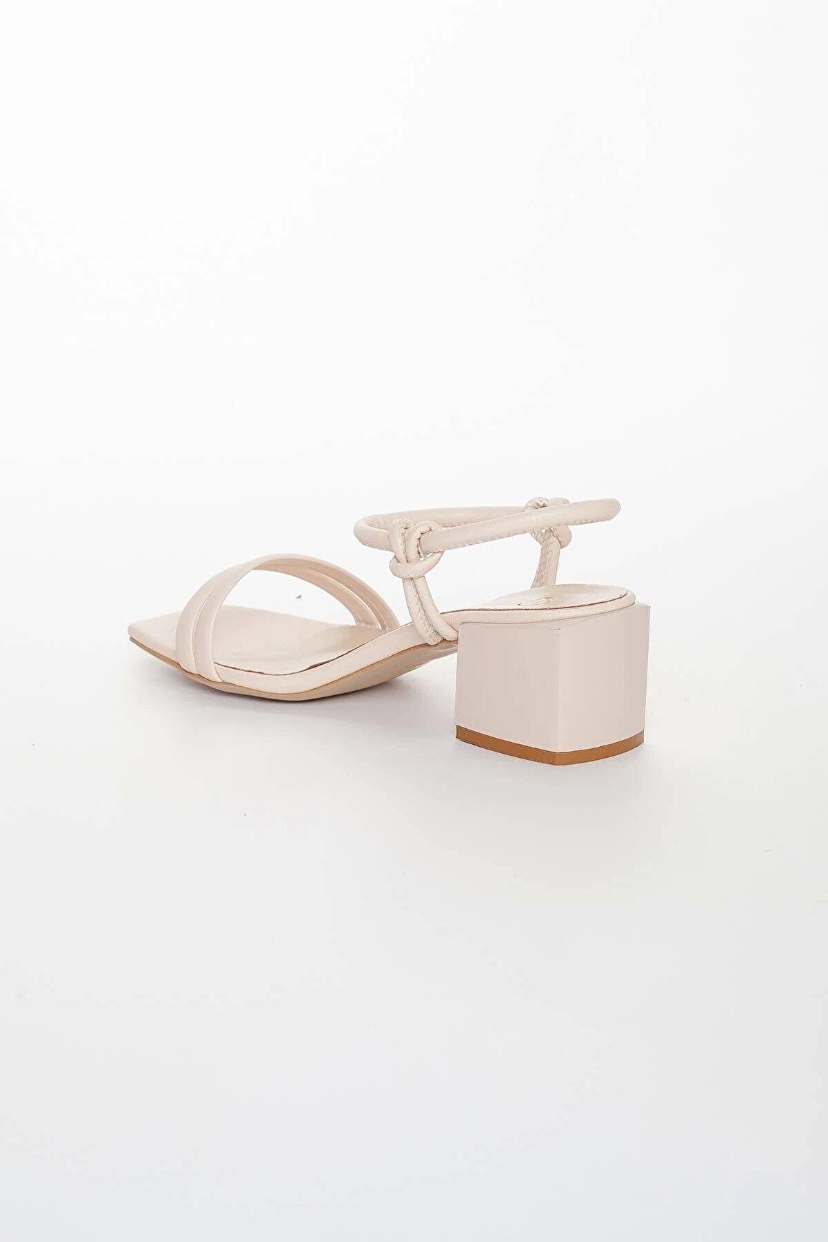 Gult Kadın Bej Kolay Gi̇yi̇mli̇ Kısa Kalın Topuklu Yazlık Ayakkabı