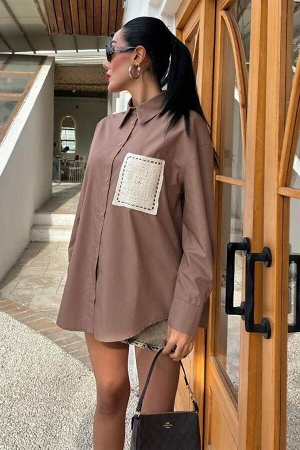 Süzi̇ne Cepli̇ Arkası Yırtmaçlı Oversi̇ze Gömlek 3420