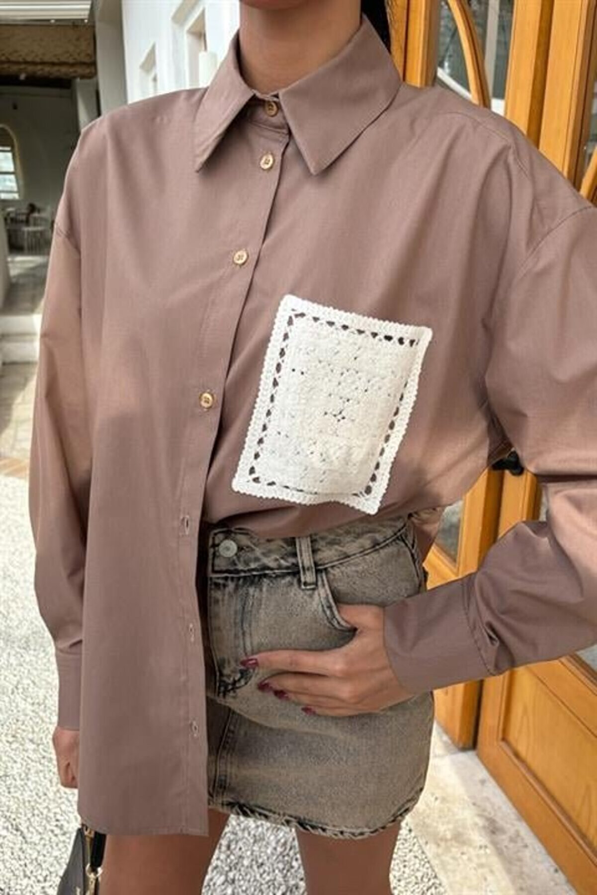 Süzi̇ne Cepli̇ Arkası Yırtmaçlı Oversi̇ze Gömlek 3420