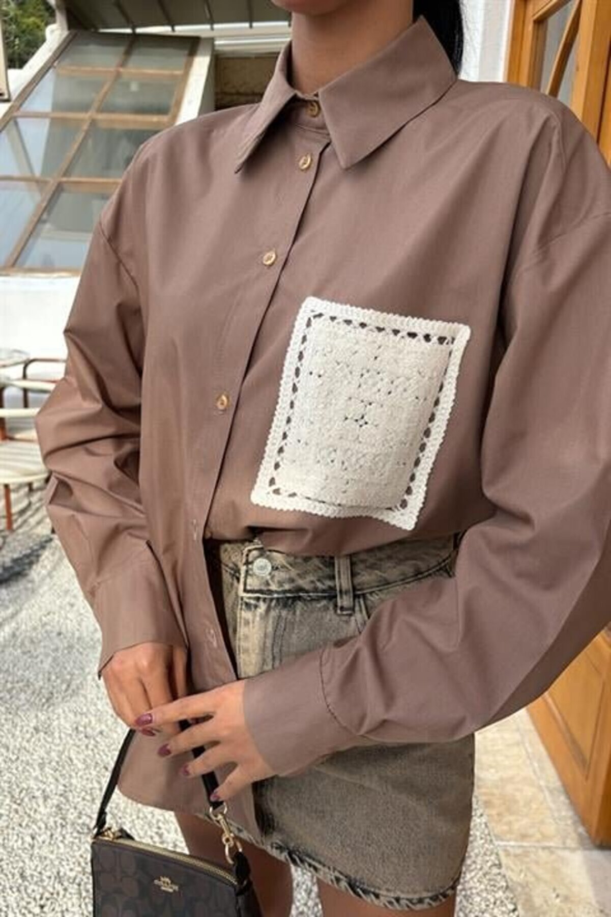 Süzi̇ne Cepli̇ Arkası Yırtmaçlı Oversi̇ze Gömlek 3420