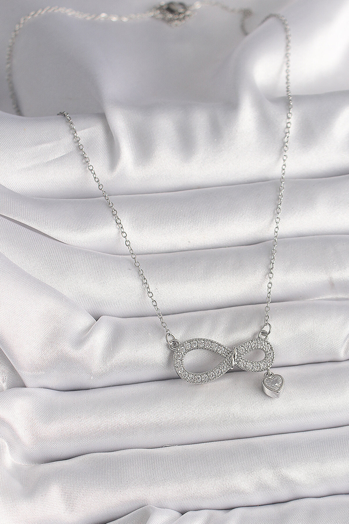 316L Çeli̇k Gümüş Renk Zi̇nci̇r Zi̇rkon Taşlı Sonsuzluk Model Taşlı Kalp Detay Kadın Kolye