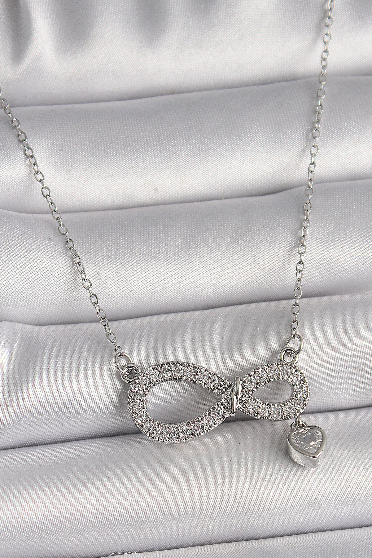 Toptan Bulurum 316L Çelik Gümüş Renk Zincir Zirkon Taşlı Sonsuzluk Model Taşlı Kalp Detay Kadın Kolye