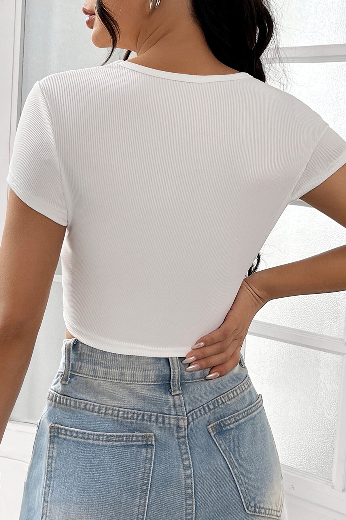 Lumi̇art Defnada Kadın Beyaz Yarım Kol D&uuml;z Yaka Crop Top Bluz