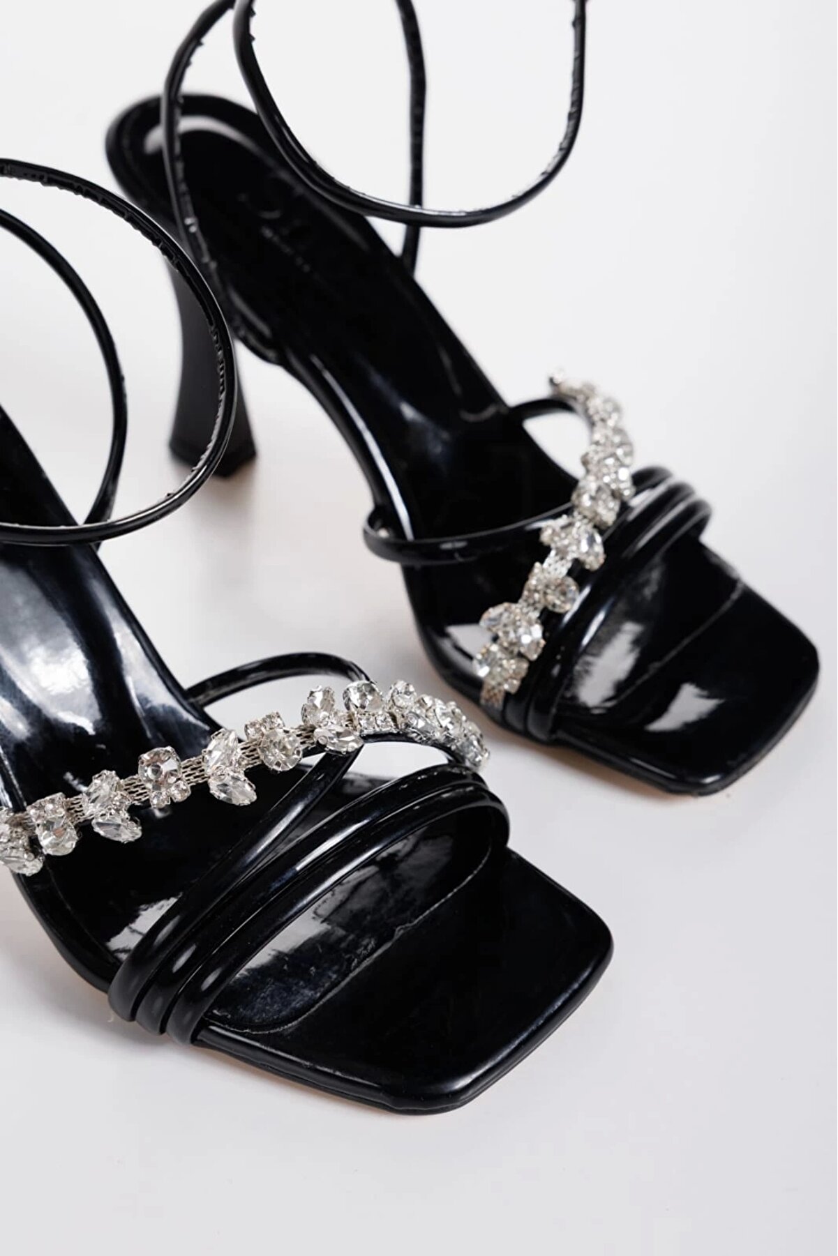 Gult Taşlı Kadın Ince Bi̇yeli̇ Gece Ayakkabısı Si̇yah