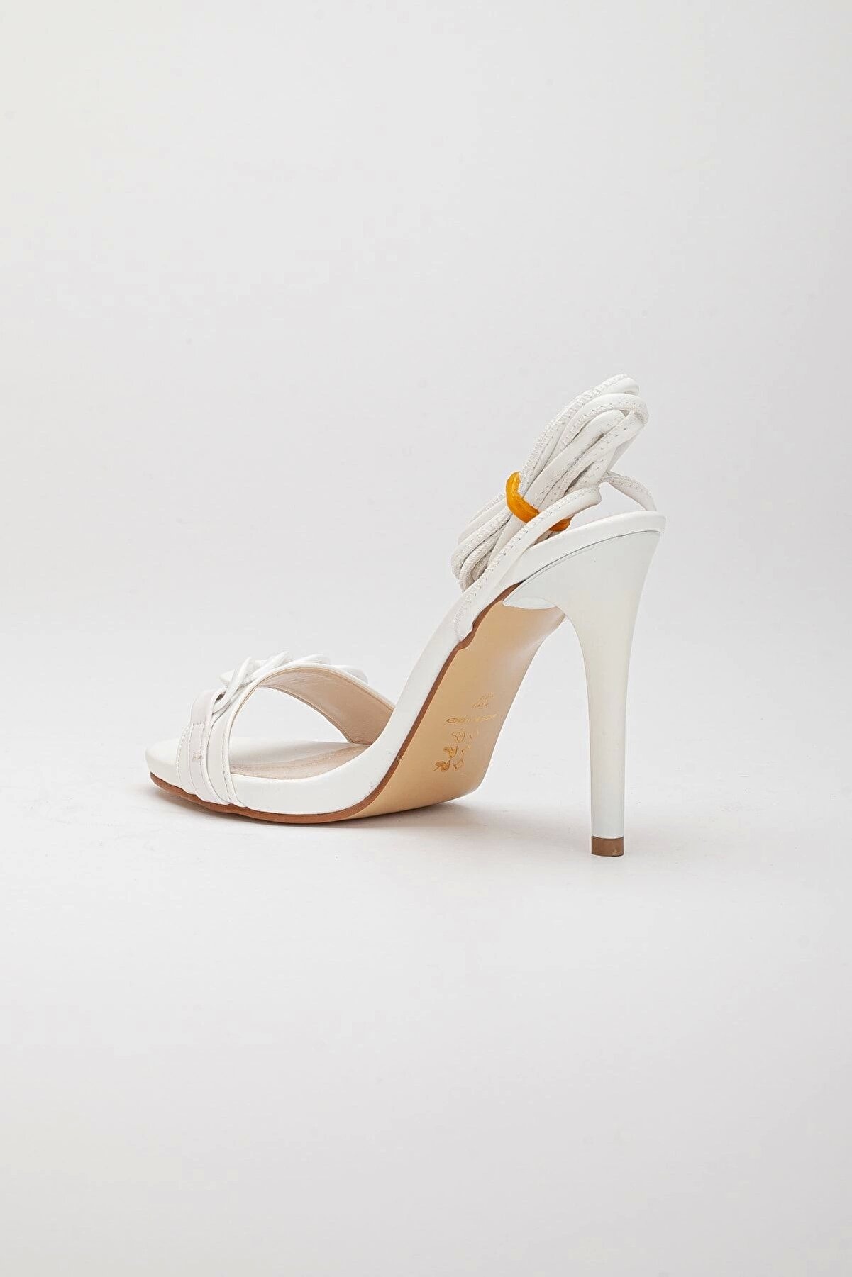 Gult Kadın Beyaz Bağcıklı 10 Cm Ince Topuklu Zi̇nci̇r Tokalı Yazlık Ayakkabı