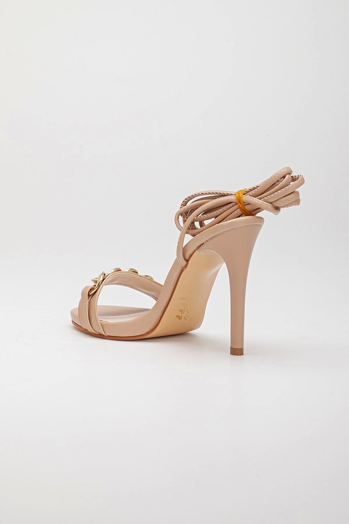 Gult Kadın Nude Bağcıklı 10 Cm Ince Topuklu Zi̇nci̇r Tokalı Yazlık Ayakkabı