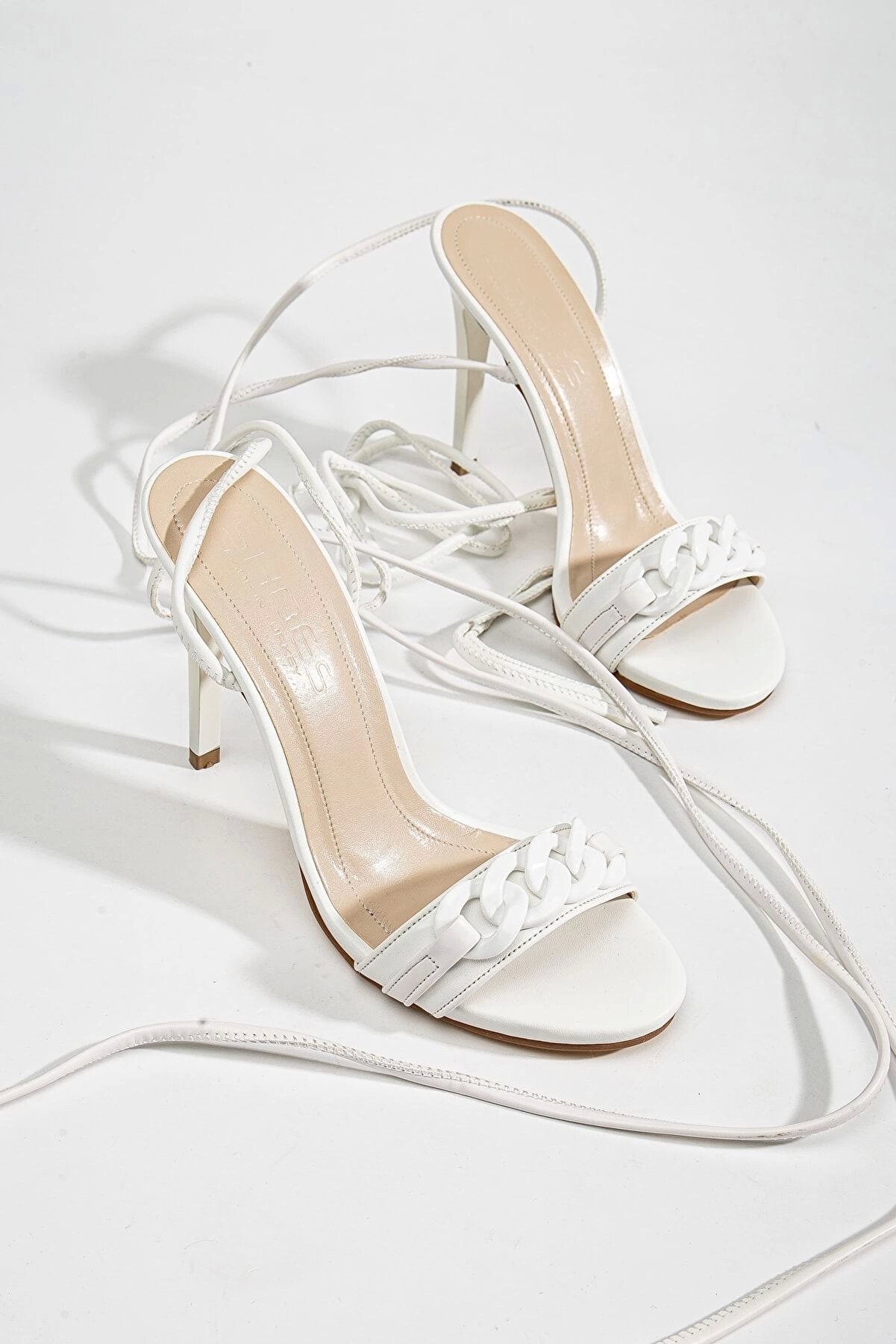 Gult Kadın Beyaz Bağcıklı 10 Cm Ince Topuklu Zi̇nci̇r Tokalı Yazlık Ayakkabı