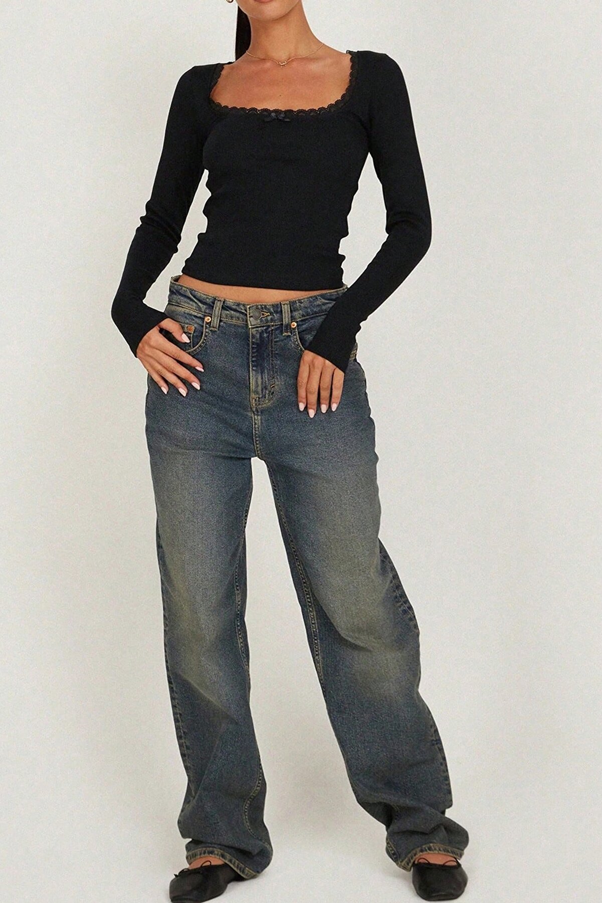 Bellevi̇estore Defnada Kadın Si̇yah Kare Yaka Dantelli̇ Uzun Kollu Crop Top Bluz