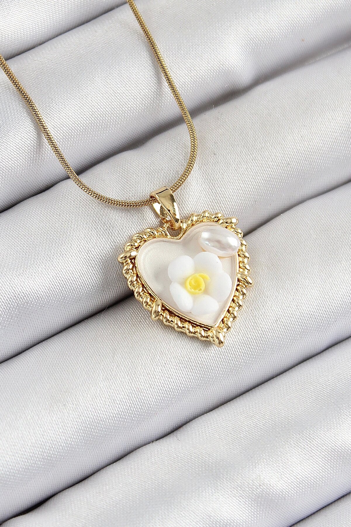 budukkanda 316L Çelik Zincir Beyaz Sanatsal Portre İnci Detaylı Papatya Figürlü Kalp Model Gold Renk Kadın Koly