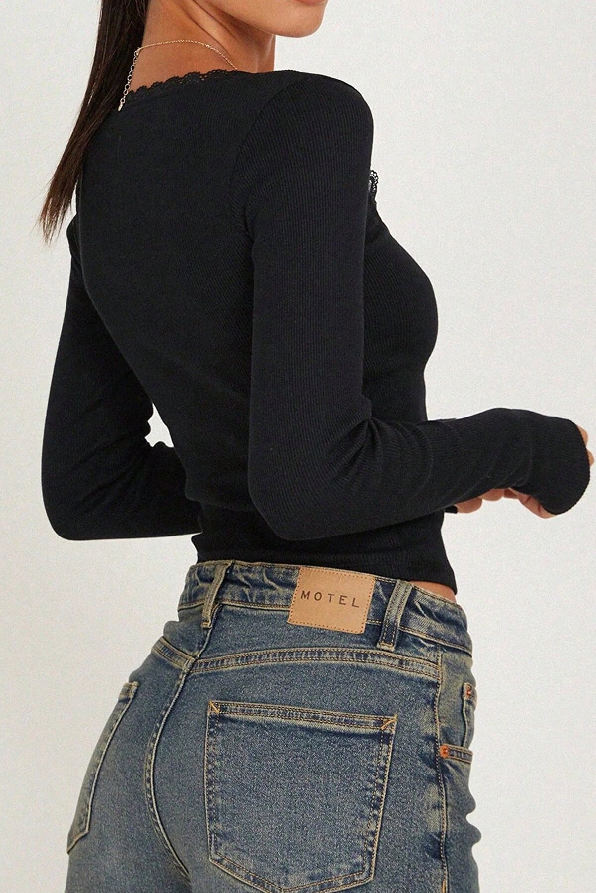 Bellevi̇estore Defnada Kadın Si̇yah Kare Yaka Dantelli̇ Uzun Kollu Crop Top Bluz