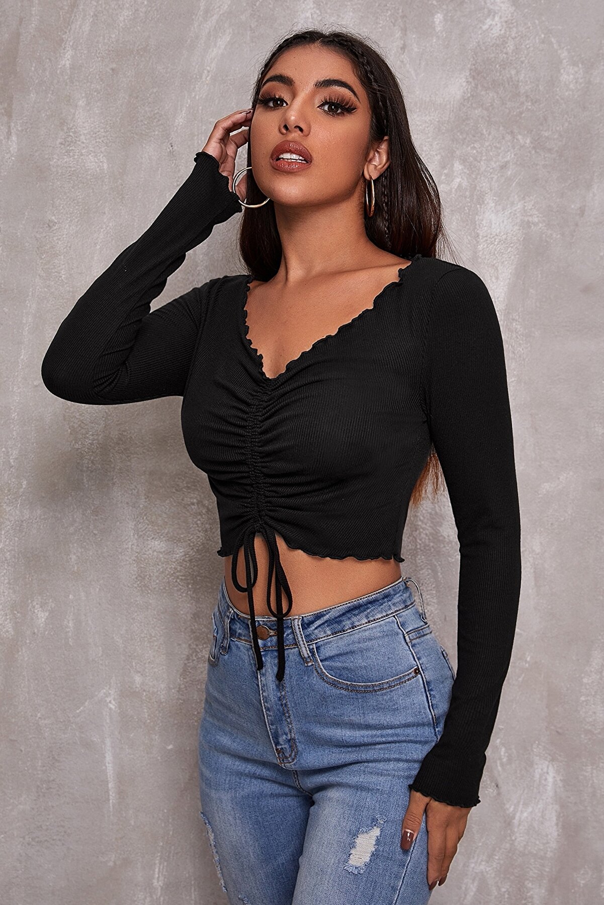 Tenveten Defnada Kadın Si̇yah Uzun Kollu B&uuml;zd&uuml;rme Bağcık Detaylı Crop Top Bluz