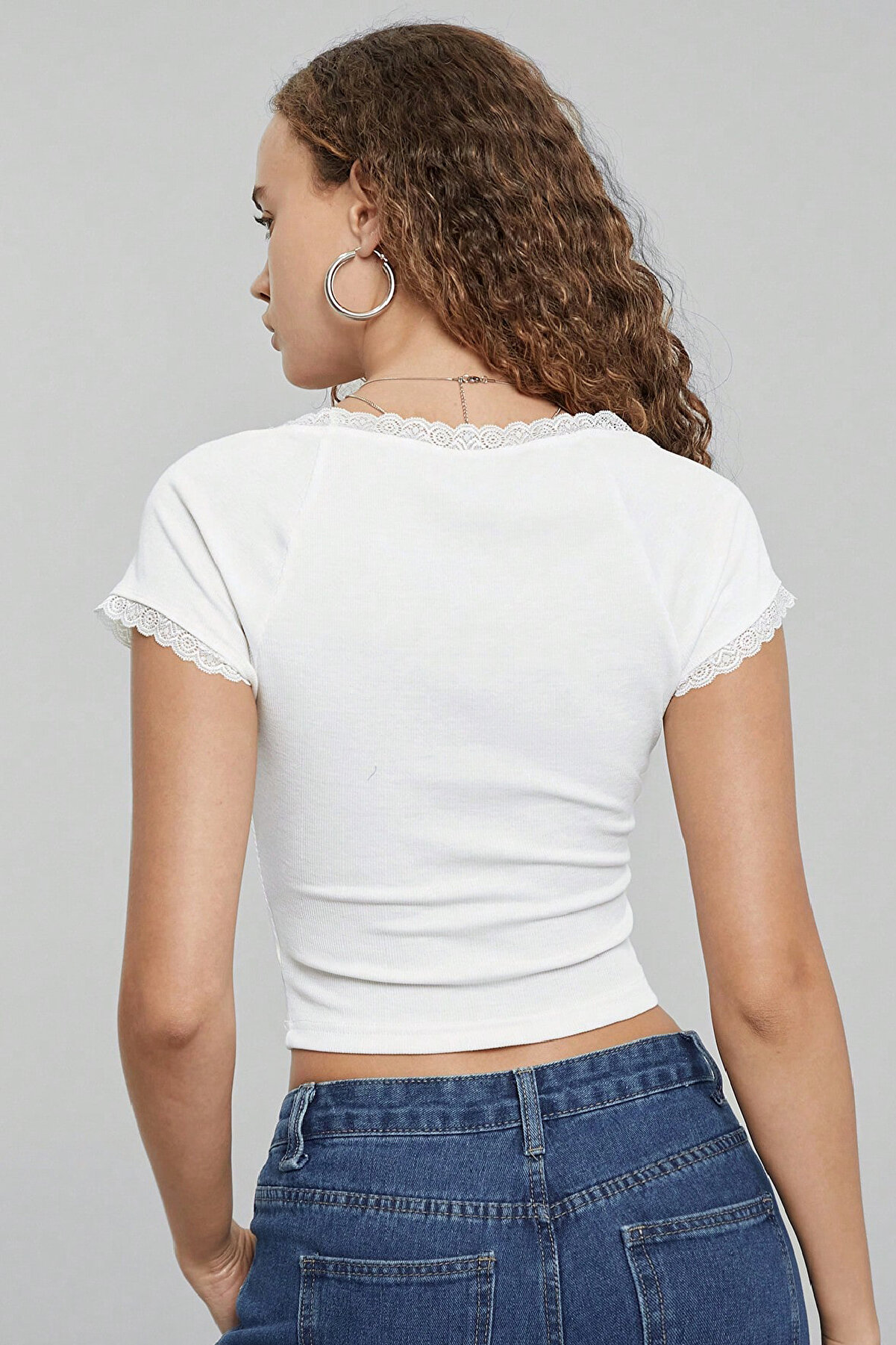  Kadın Beyaz G&ouml;ğs&uuml; Ve Kolları Dantelli̇ Fi̇yonklu Kısa Kol Crop Top Bluz