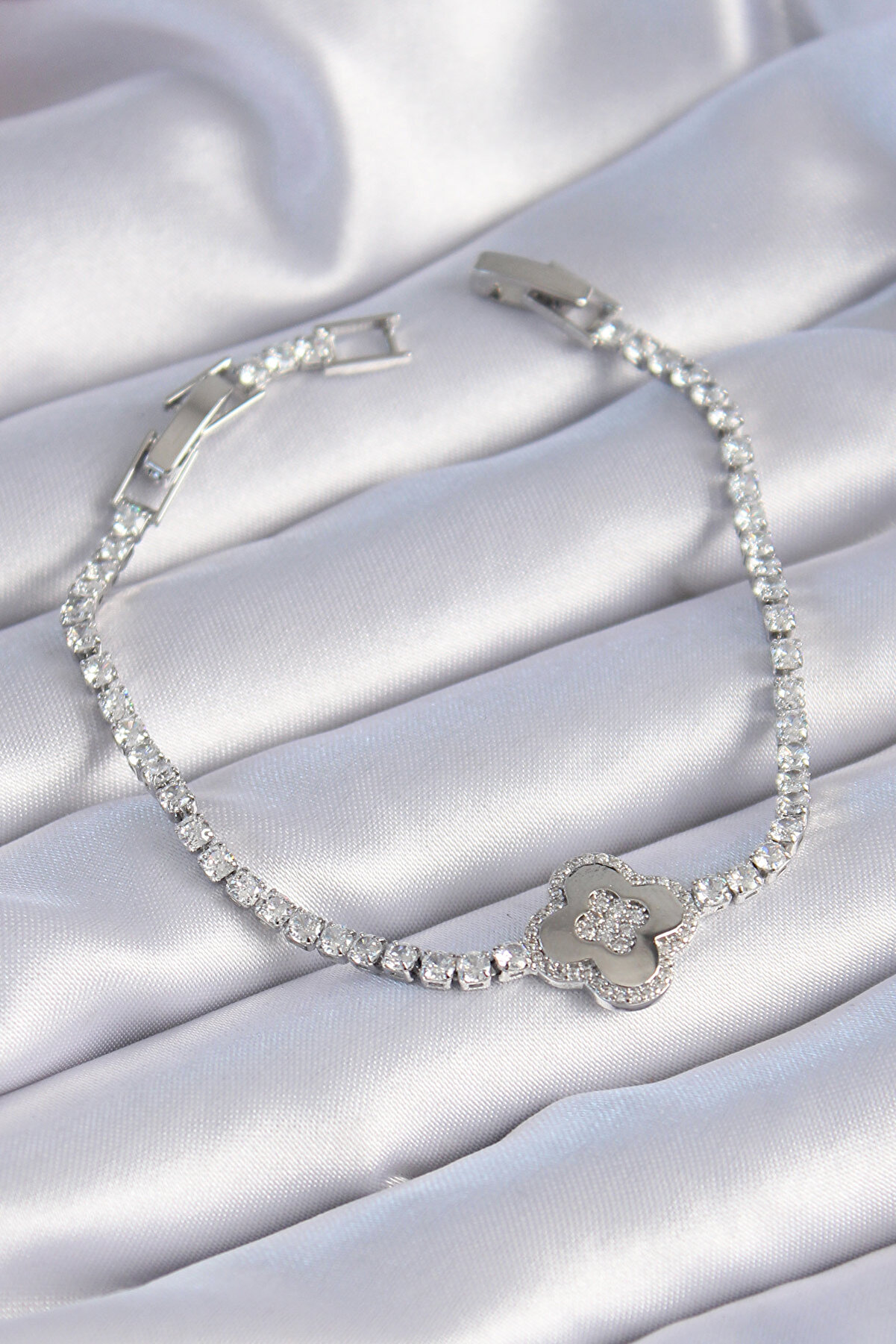 Toptan Bulurum Pirinç Gümüş Renk Zirkon Taşlı Yonca Model Kadın Bileklik