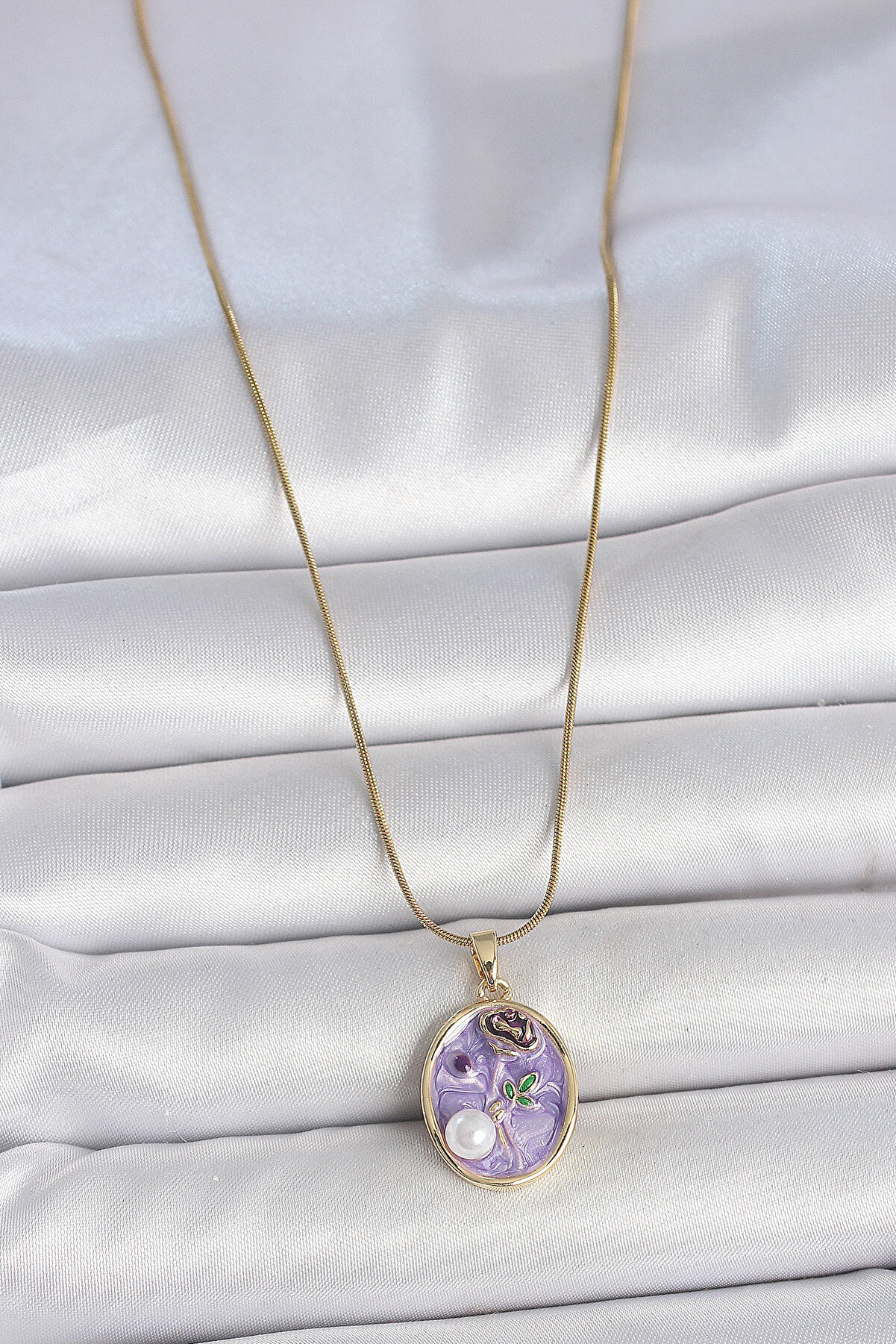 316L &Ccedil;eli̇k Gold Renk Zi̇nci̇r Mor &Ccedil;i̇&ccedil;ek İşlemeli̇ İnci̇ Detay Portre Model Kadın Ke