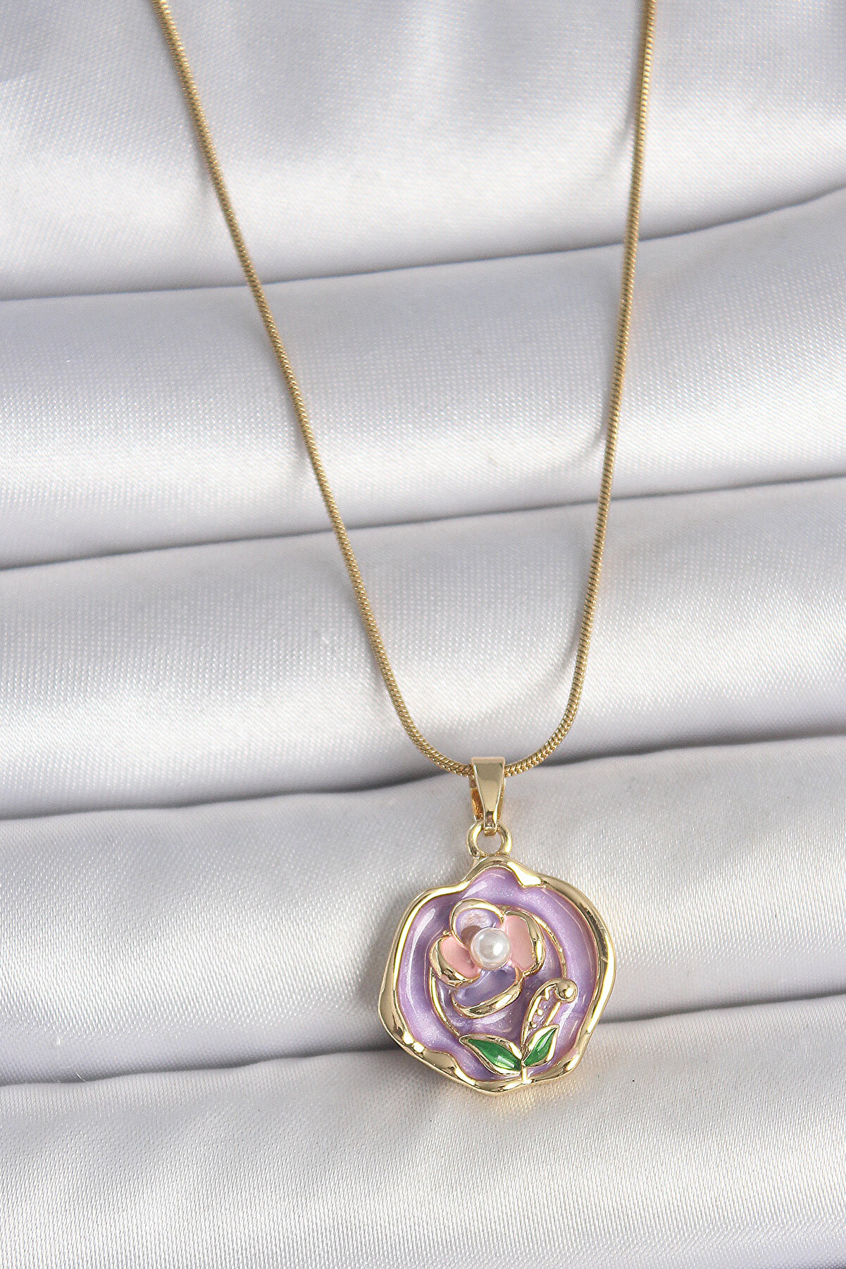 Toptan Bulurum 316L &Ccedil;elik Gold Renk Zincir Mor Renkli &Ccedil;i&ccedil;ek İşlemeli İnci Detay Portre Model Kadın Ke