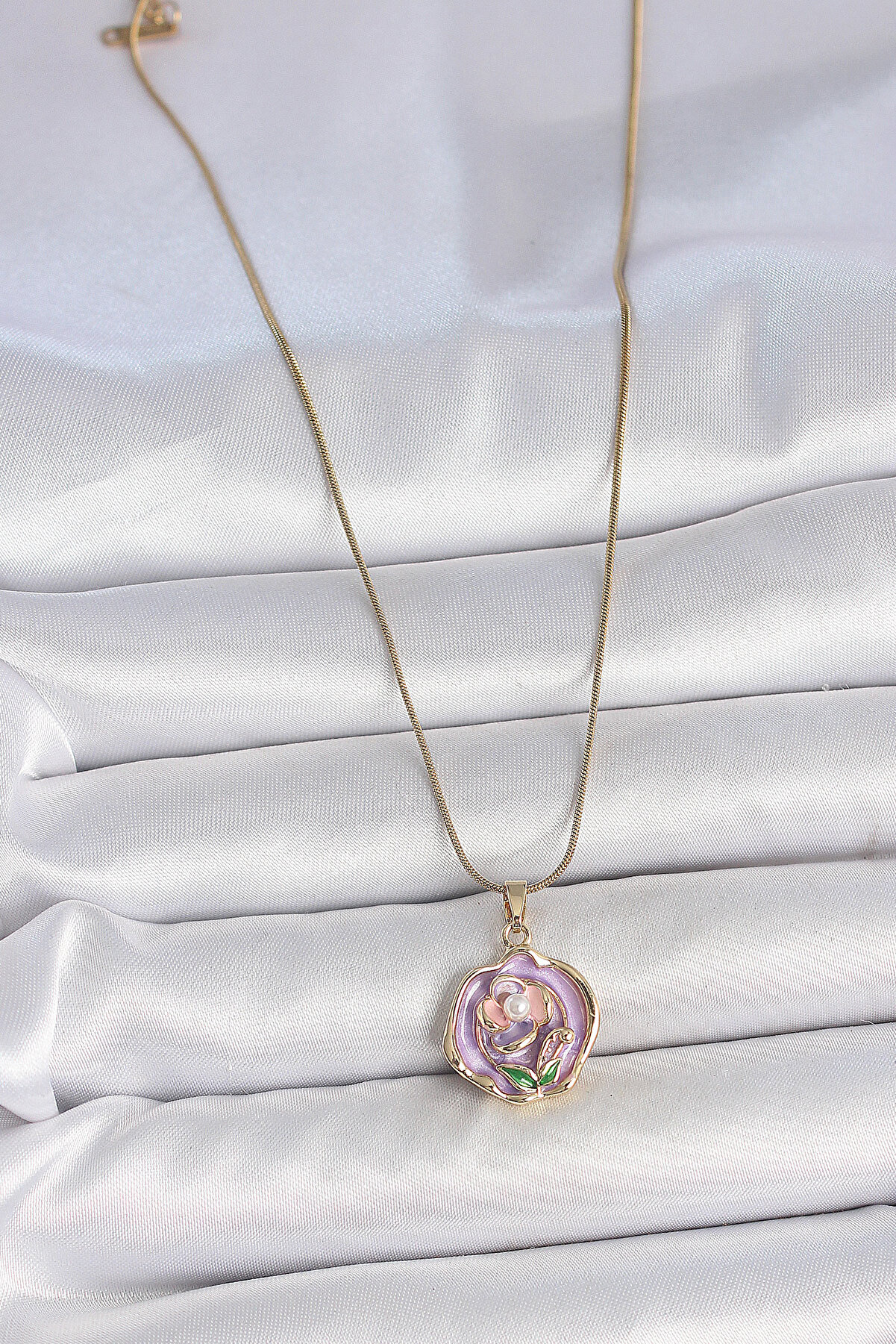 316L &Ccedil;eli̇k Gold Renk Zi̇nci̇r Mor Renkli̇ &Ccedil;i̇&ccedil;ek İşlemeli̇ İnci̇ Detay Portre Model Kadın Ke