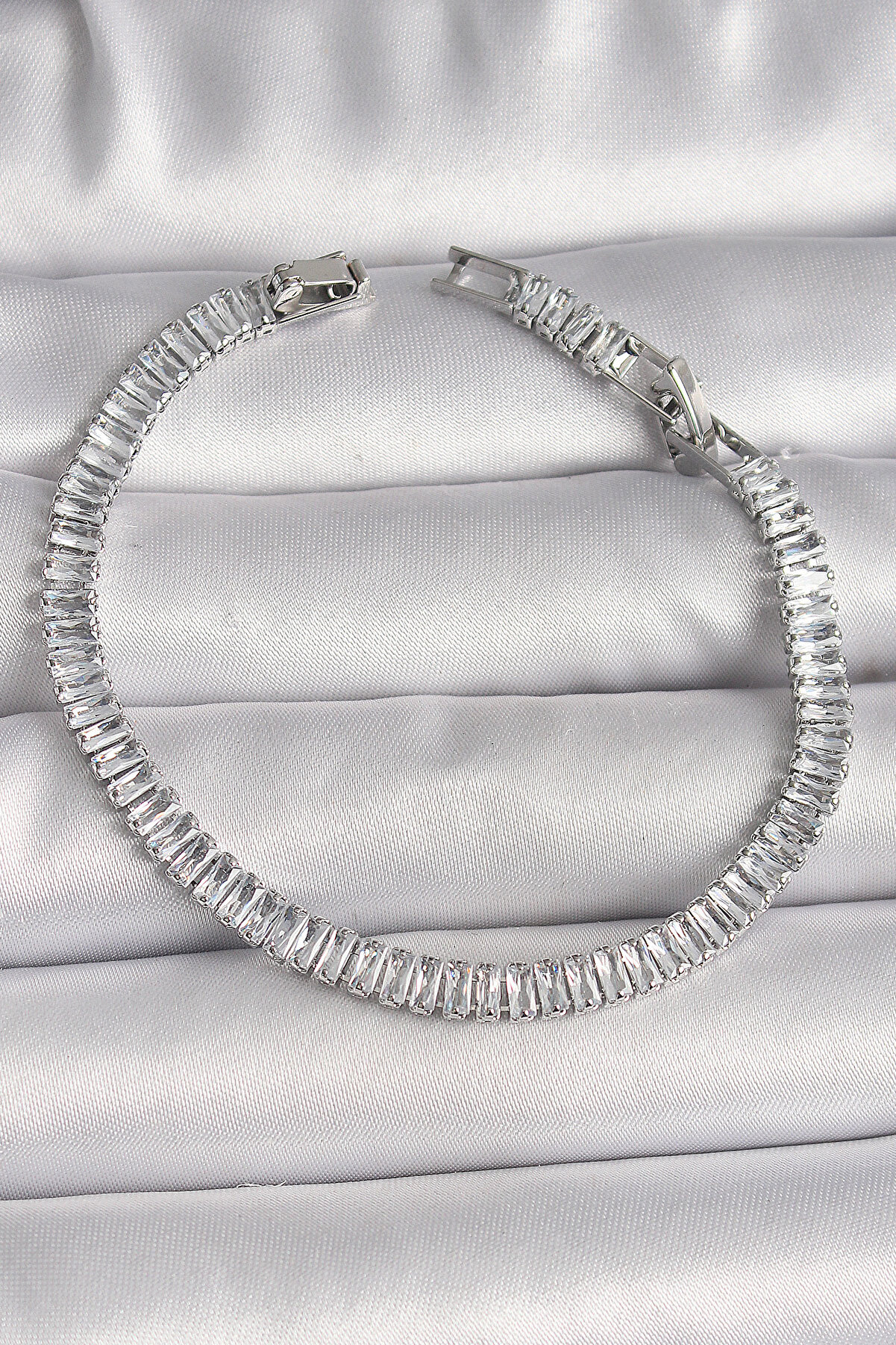 Toptan Bulurum Pirinç Gümüş Renk Zirkon Taşlı Su Yolu Model Kadın Bileklik