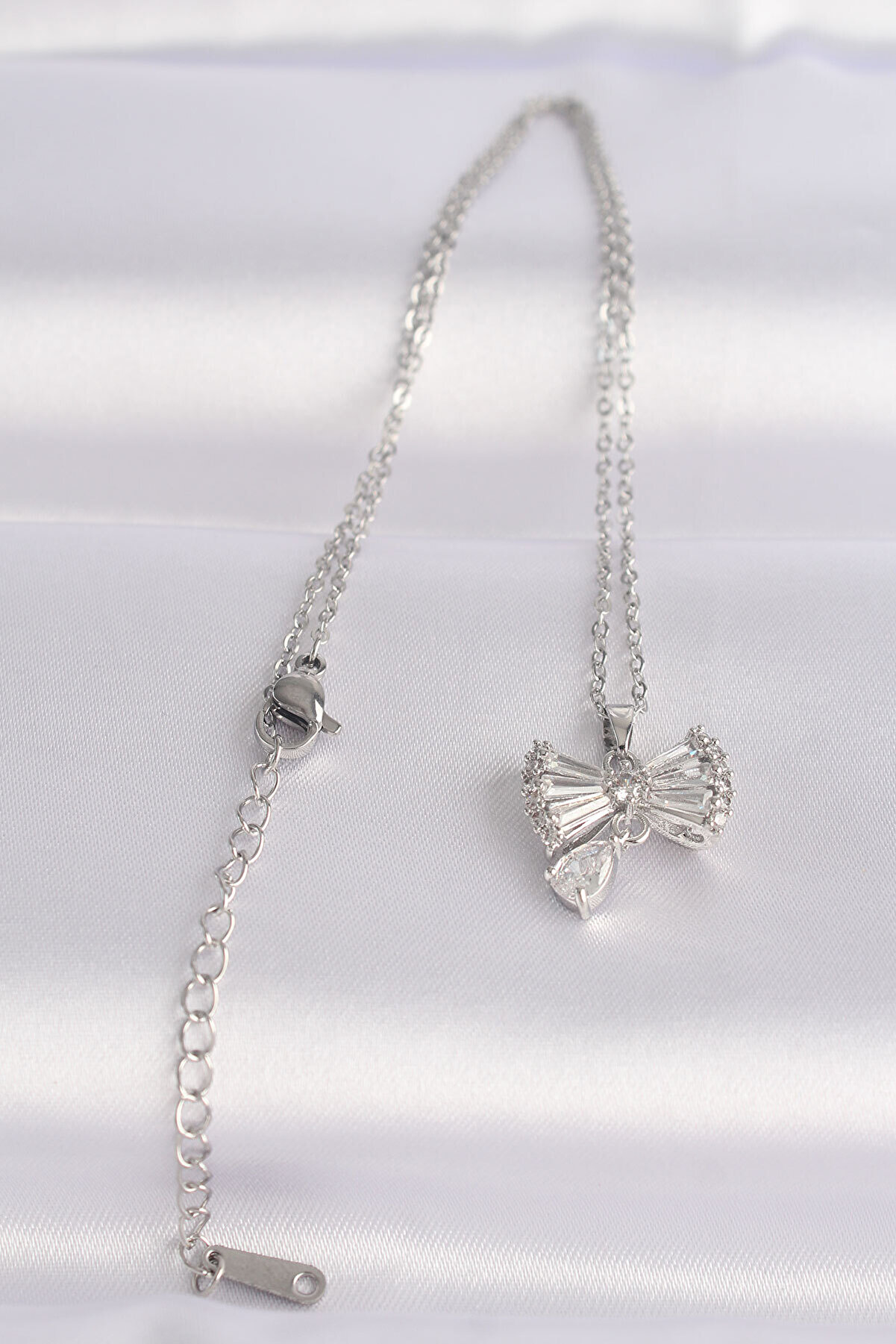 316L &Ccedil;eli̇k Zi̇nci̇r G&uuml;m&uuml;ş Renk Zi̇rkon Taşlı Kalp Detay Fi̇yonk Ke