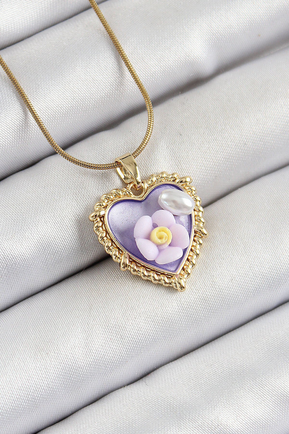 Toptan Bulurum 316L &Ccedil;elik Zincir Mor Sanatsal Portre İnci Detaylı Papatya Fig&uuml;rl&uuml; Kalp Model Gold Renk Kadın Ke
