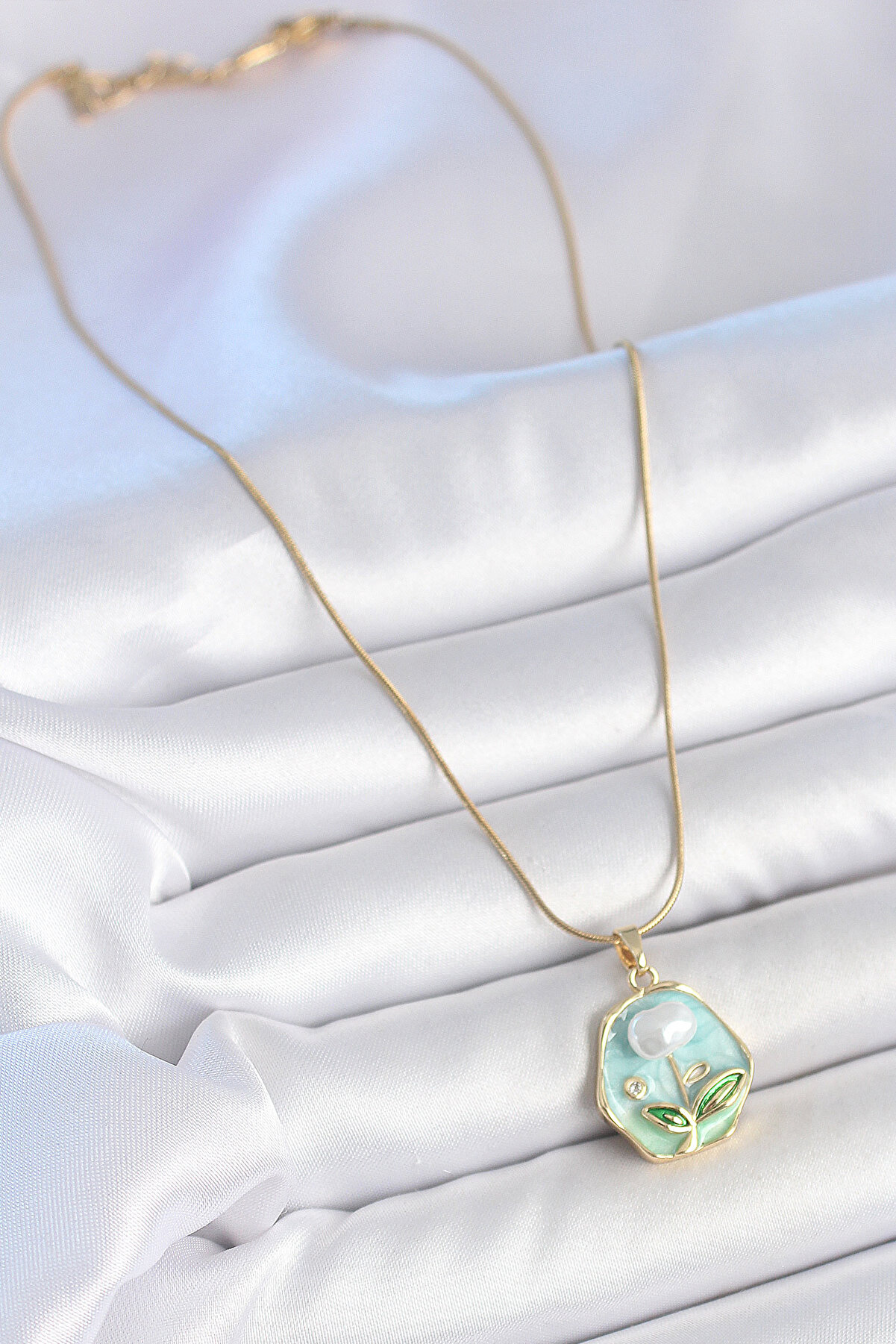 316L &Ccedil;eli̇k Gold Renk Zi̇nci̇r Mavi̇ &Ccedil;i̇&ccedil;ek İşlemeli̇ İnci̇ İşlemeli̇ Portre Model Kadın Ke