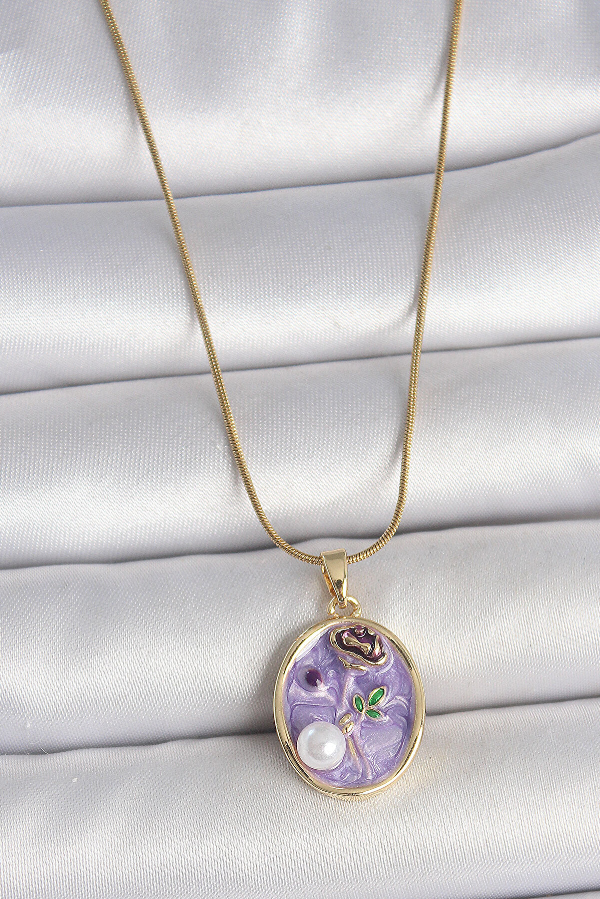 Toptan Bulurum 316L &Ccedil;elik Gold Renk Zincir Mor &Ccedil;i&ccedil;ek İşlemeli İnci Detay Portre Model Kadın Ke