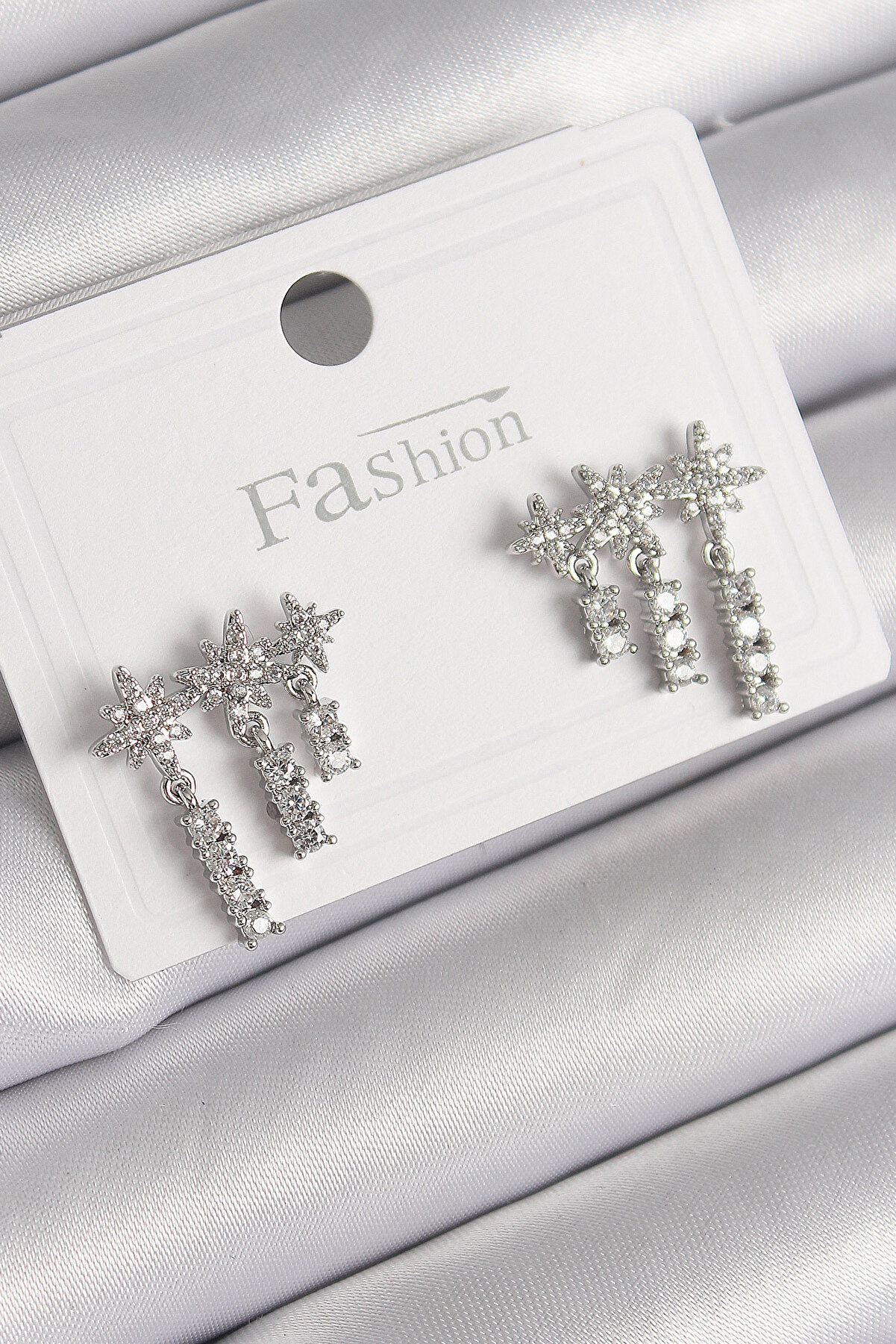 Toptan Bulurum Pi̇ri̇n&ccedil; G&uuml;m&uuml;ş Renk Zi̇rkon Taşlı 3 L&uuml; Sallantı Yıldız Model Kadın K&uuml;pe