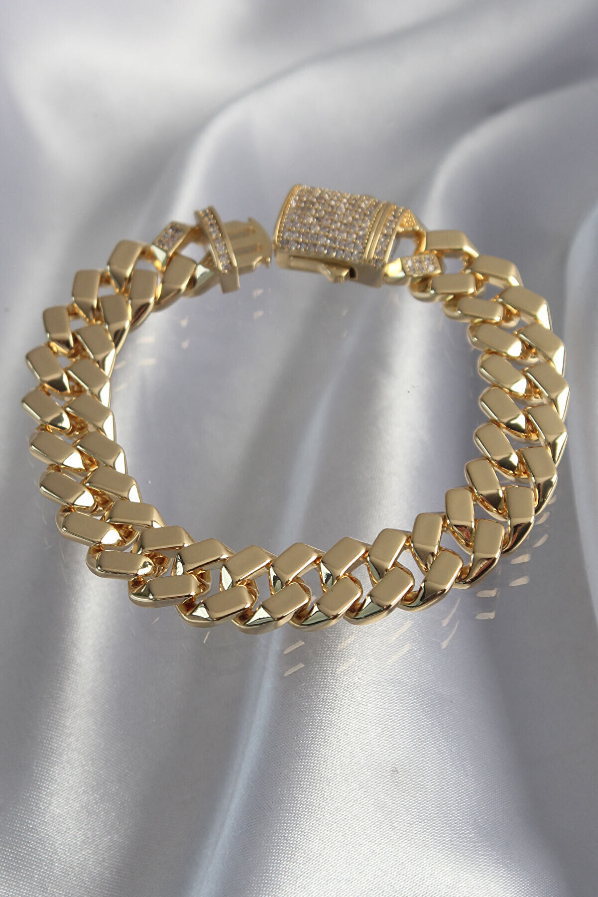 Vi̇p Seri̇ Gurmet Zi̇rkon Taşlı Gold Renk Bi̇lekli̇k