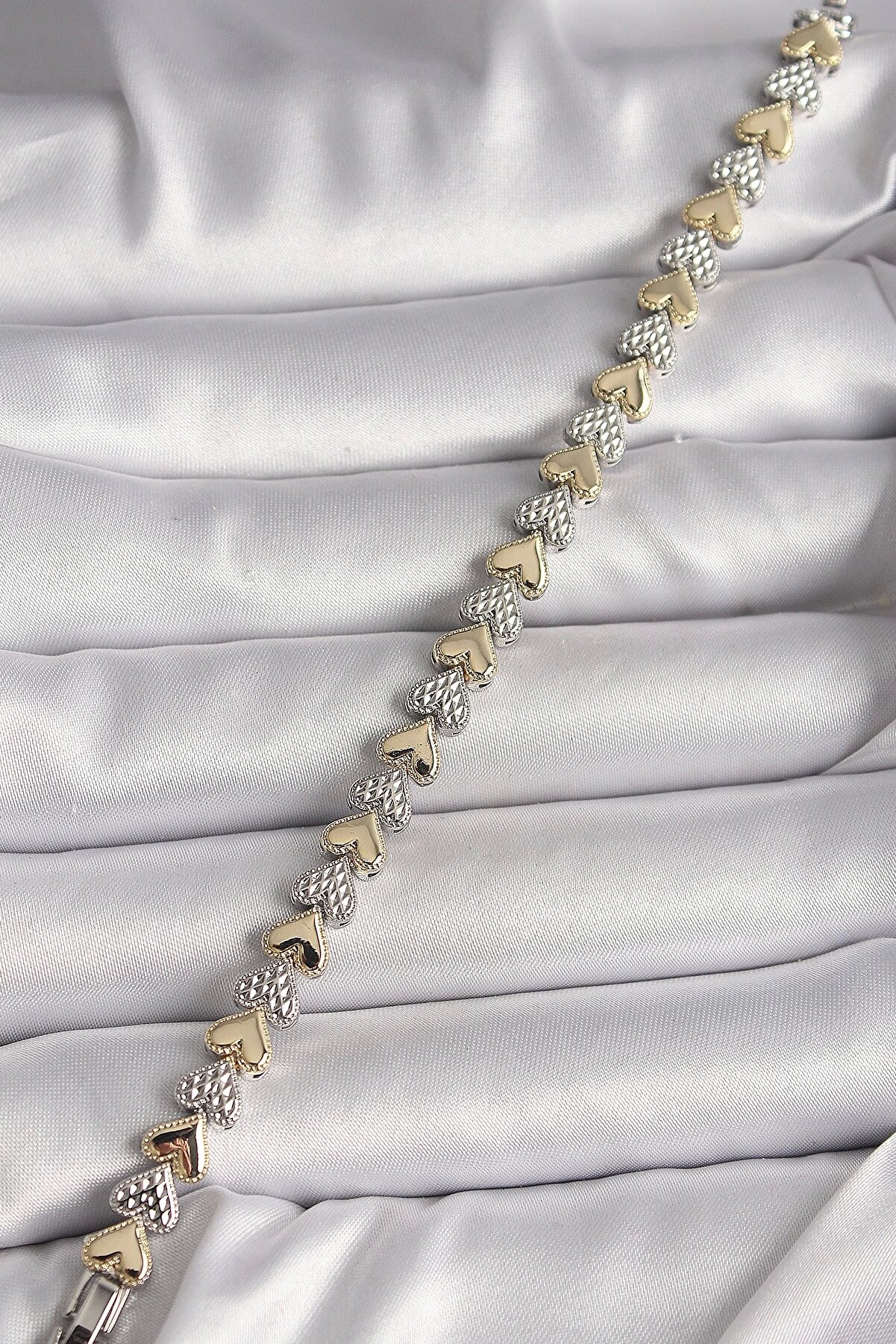 Pi̇ri̇nç Mi̇x Renk Zi̇rkon Taşlı Kalp Model Vıp Seri̇ Kadın Bi̇lekli̇k