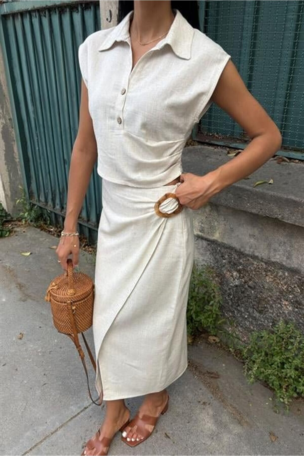 Çi̇rki̇n Şey Bluzu Büzgülü Ve Eteği̇ Tokalı Keten Takım 10204