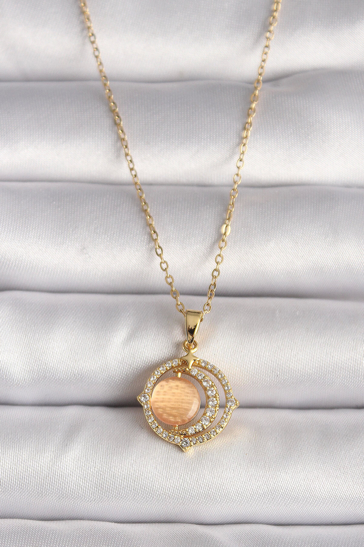 Grtc Bfs 316L &Ccedil;eli̇k Gold Renk Zi̇rkon Taşlı Turuncu Sedefli̇ Hi̇lal Model Kadın Kolye