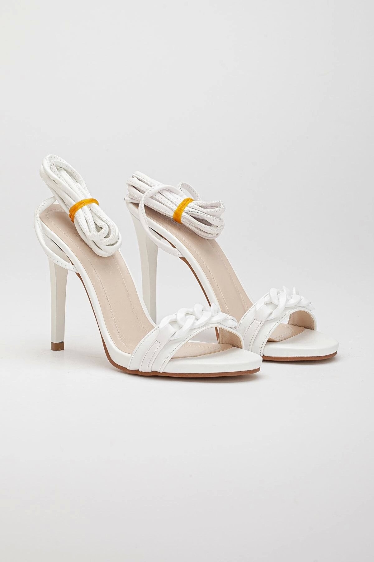 Gult Kadın Beyaz Bağcıklı 10 Cm Ince Topuklu Zi̇nci̇r Tokalı Yazlık Ayakkabı