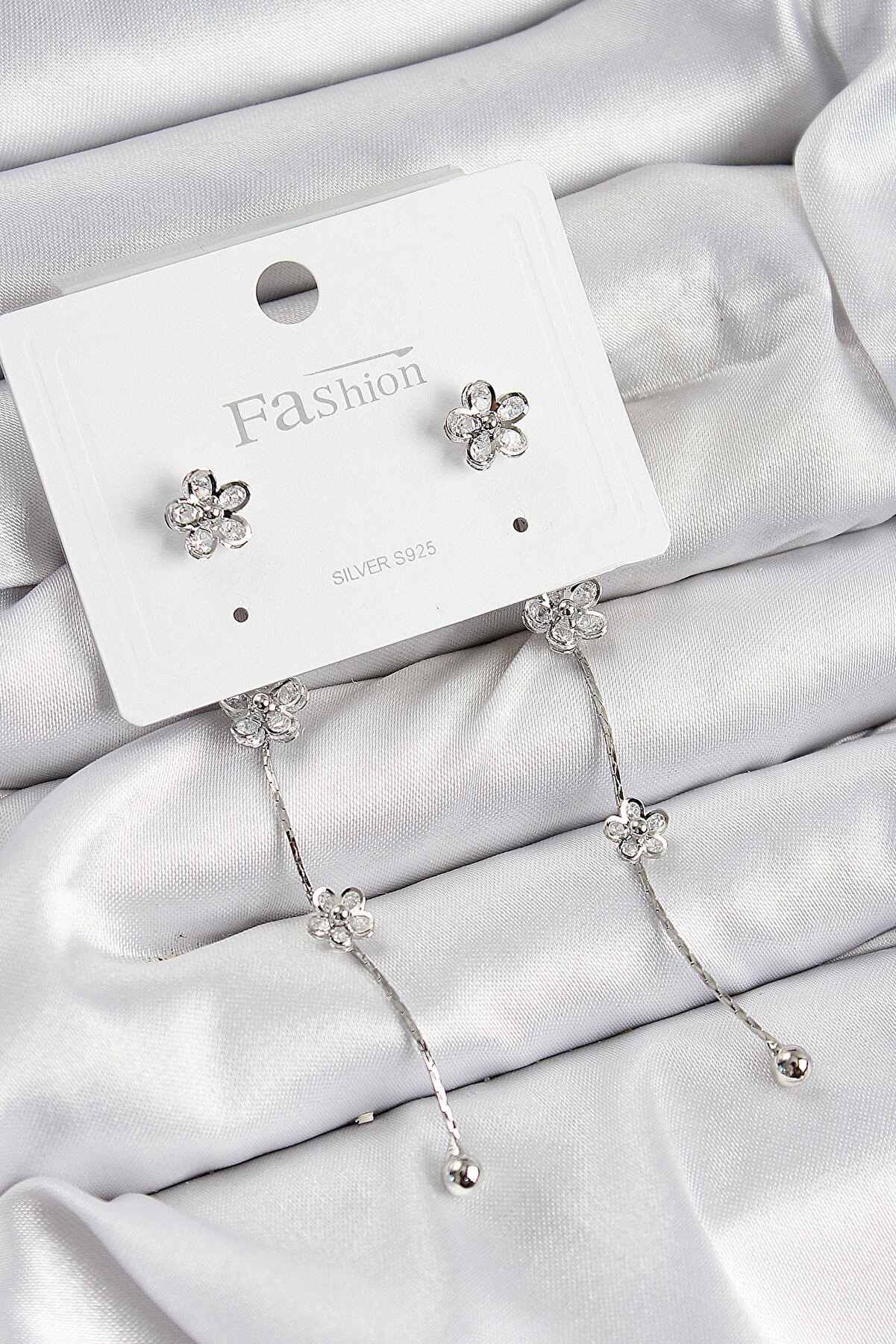 Toptan Bulurum Pirinç Zirkon Taşlı Sallantılı Çiçek Model Gümüş Renk 925 Ayar Gümüş Çivi Kadın Küpe