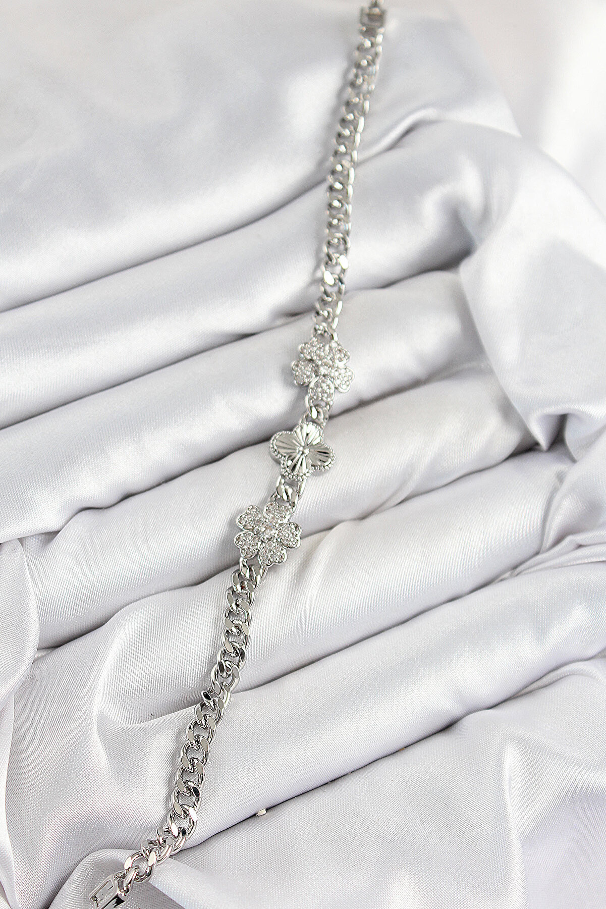 Pi̇ri̇nç Zi̇rkon Taşlı Yonca Model Gümüş Renk Kadın Bi̇lekli̇k