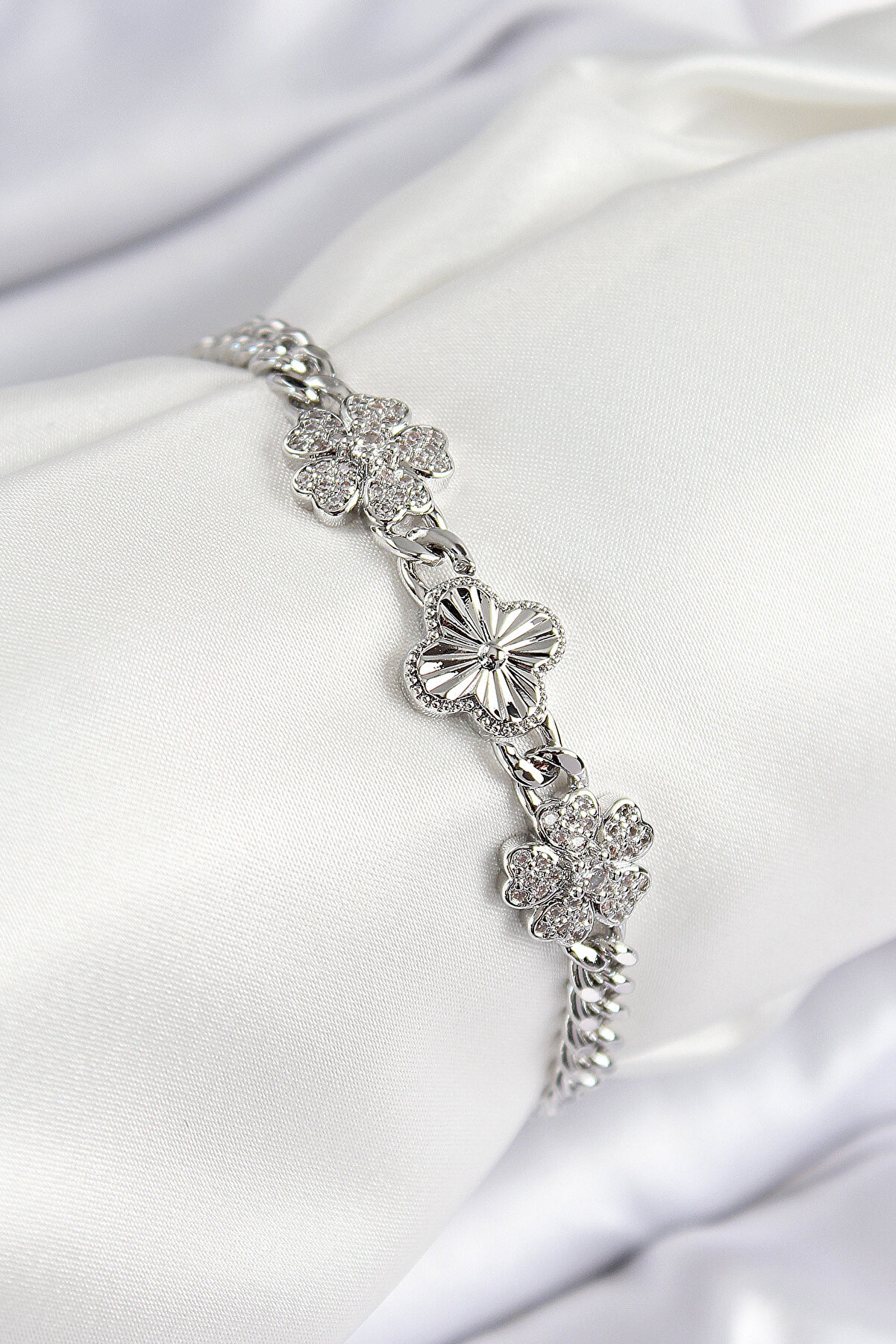 Toptan Bulurum Pirinç Zirkon Taşlı Yonca Model Gümüş Renk Kadın Bileklik