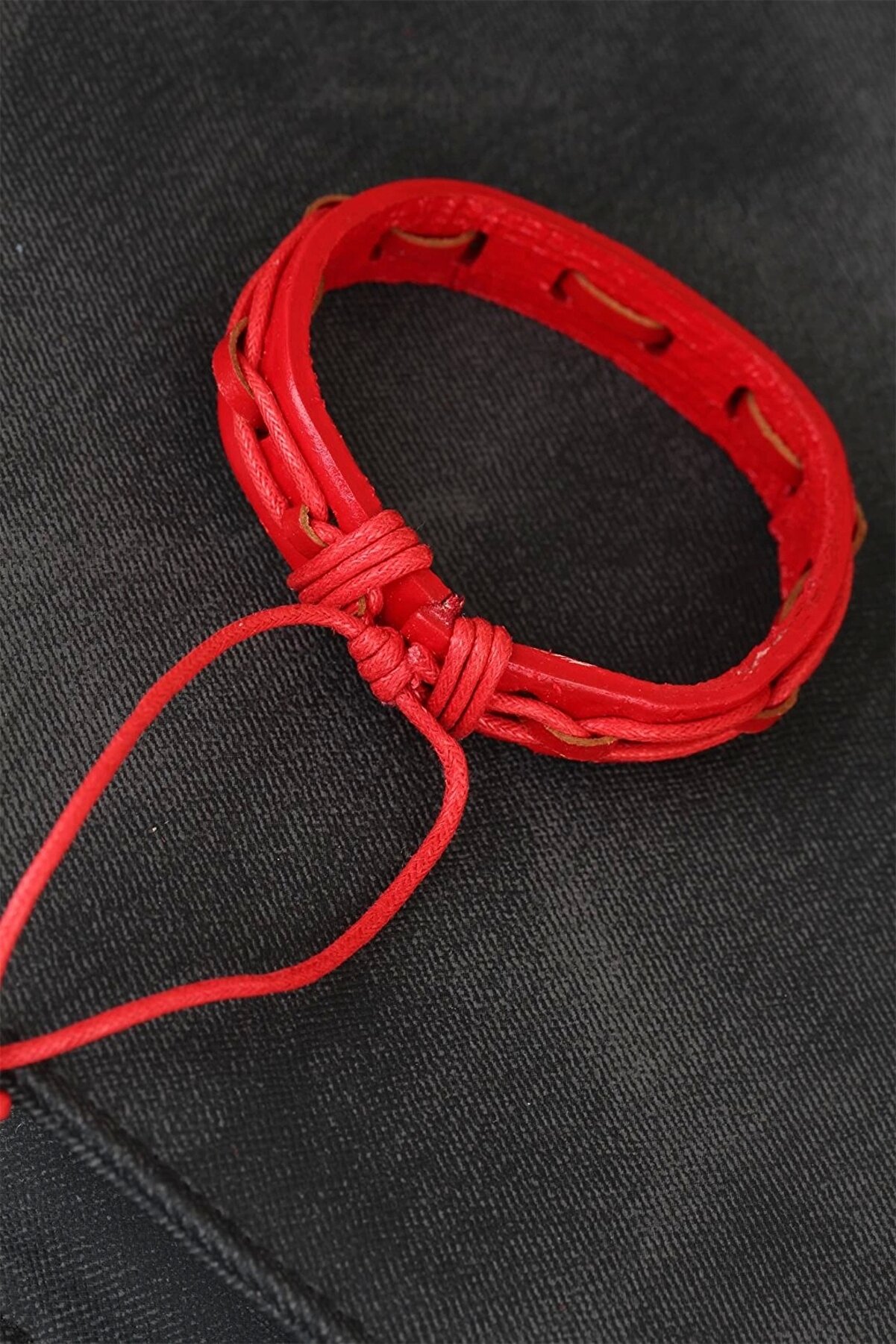 Kırmızı Renk Ayarlamalı İpli̇ Deri̇ Erkek Bi̇lekli̇k
