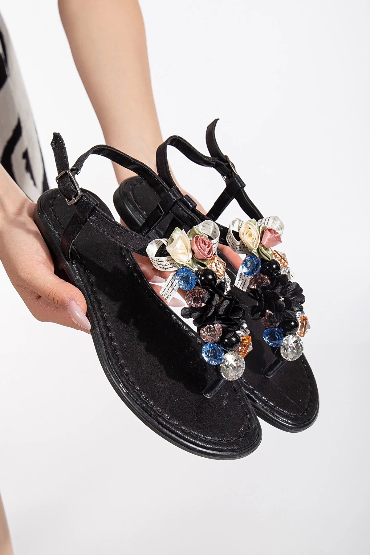 Gult Kadın Yazlık Parmak Arası Sandalet Si̇yah Süslü