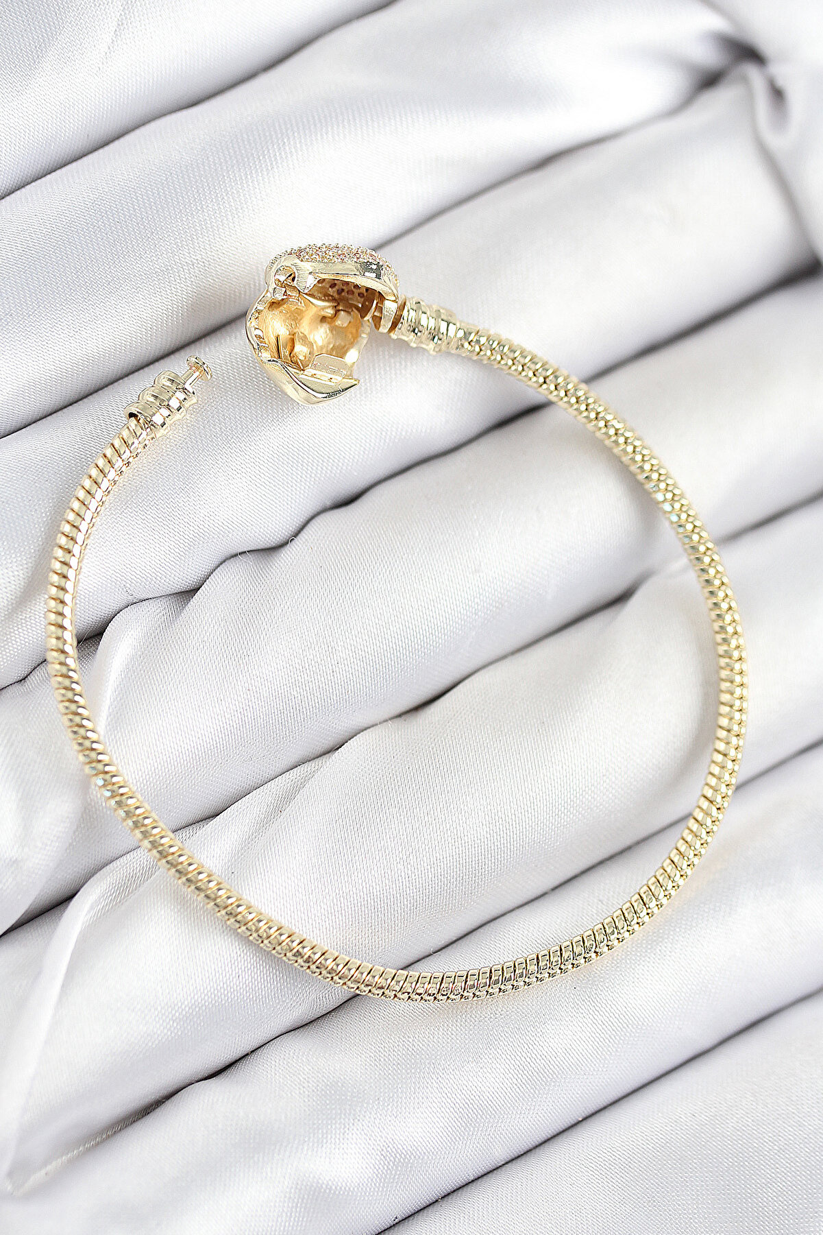 Pi̇ri̇nç Charm Zi̇rkon Taşlı Kalp Model Gold Renk Kadın Bi̇lekli̇k